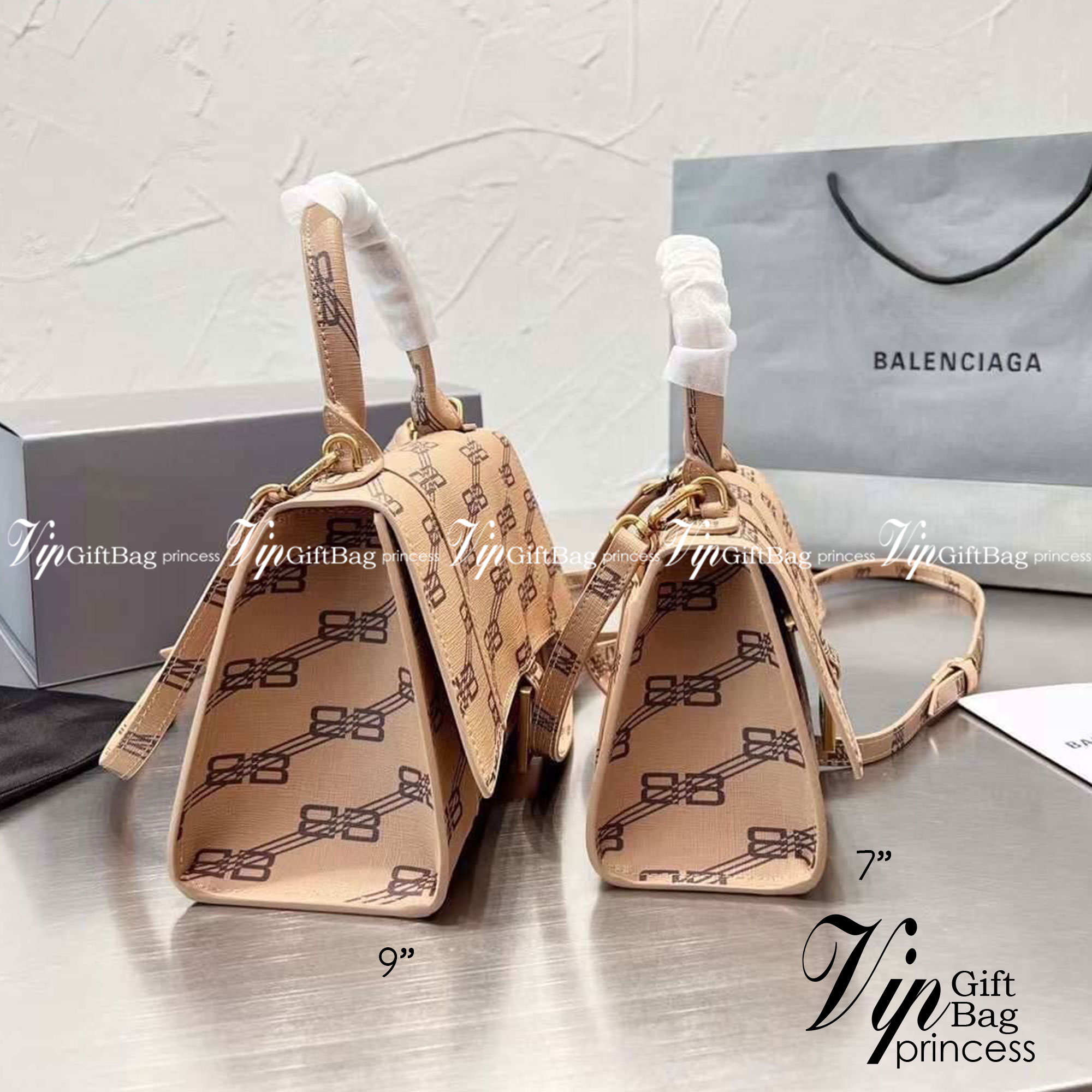 BALENCIAGA Hourglass BB Monogram top-handle tote bag กระเป๋าสะพายแบรนด์หรูซิกเนเจอร์ใบล่าสุด ที่มาพร้อมดีไซน์โดดเด่น มีความโฉบเฉี่ยว โค้งมนเหมือนพระจันทร์เสี้ยว เพิ่มความโดดเด่นสะดุดตาด้วยการตกแต่งอักษร B เมทัลลิก ที่เป็นเอกลักษณ์แบรนด์ งานจริงสวยงามตามรู