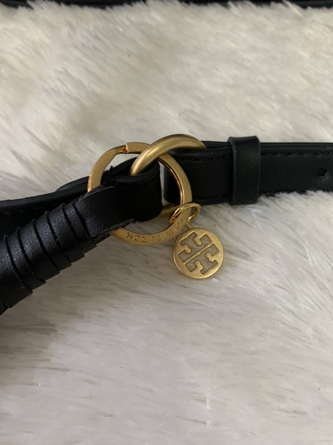 Tory Burch KIRA CHEVRON SMALL CAMERA BAG รุ่น Kira Chevron Small Camera Bag ตอบโจทย์คุณสาวๆ ได้อย่างละมุ่น สวยมาแต่ไกล ลุคหรูดูมีสไตล์ ดีไซน์เรียบหรู แต่ดูไฮไม่เบา..เพิ่มลวดลายด้วยการเย็บเย็บบนหนังเป็นลายเส้น (Chevron) ตกแต่งสายสะพายด้วยพู่ห้อยเกร๋ๆ สายยา