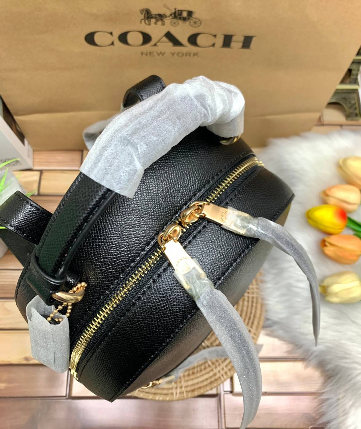 COACH JORDYN BACKPACK IN BLOCKED SIGNATURE ((76622//76624//76715)) พร้อมส่ง กระเป๋าสะพายหลังแบบมีหูหิ้ว หนังแท้ หนังนิ่มอย่างดีเลยค่า ด้านหน้ามีช่องซิปหนึ่งช่องสำหรับใส่ของจุกจิกนะคะ เปิดปิดช่องหลักแบบซิปคู่ หัวซิปมีหนังห้อยมาให้ ภายในกระเป๋าโล่งใส่สัมภาร