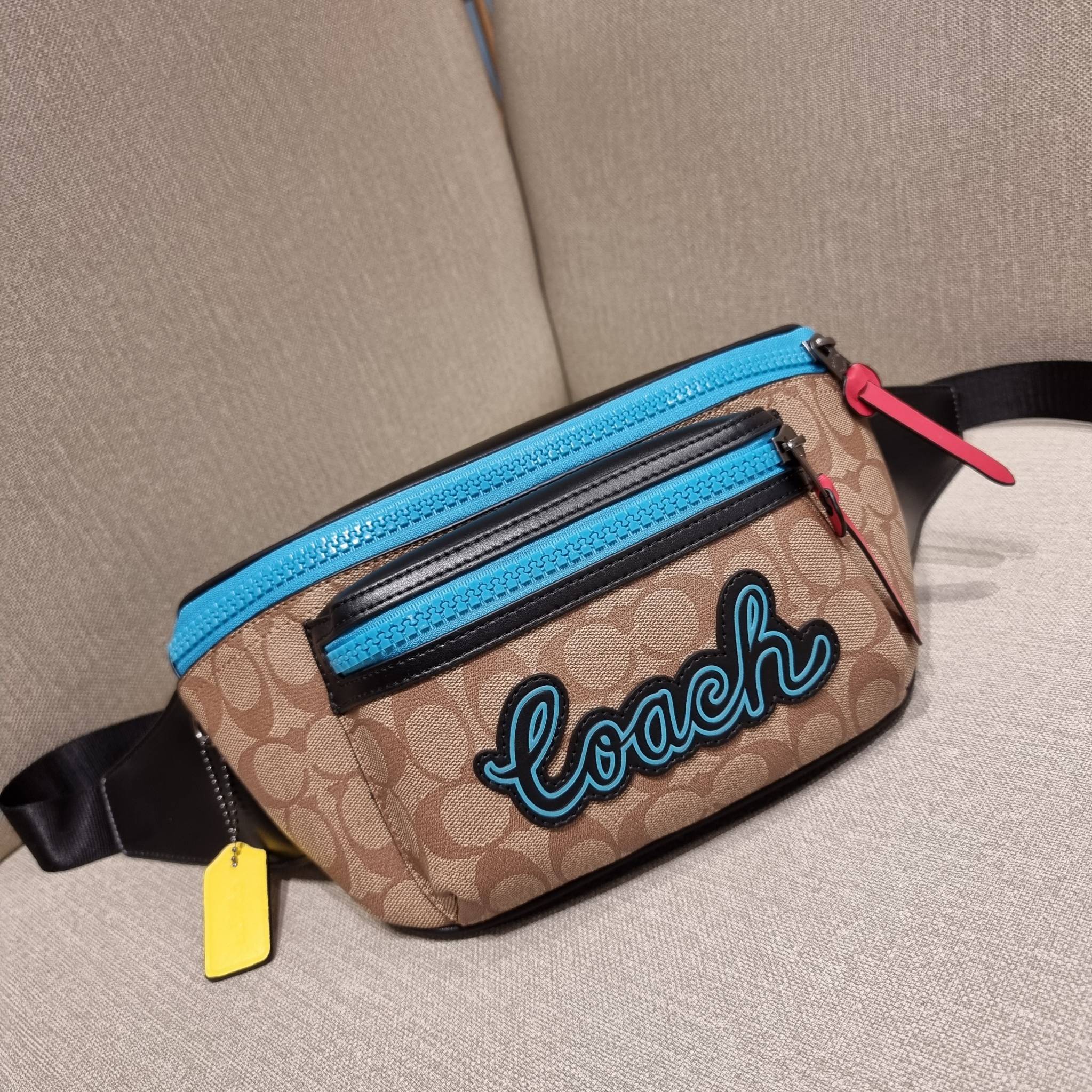 COACH F72931 TERRAIN BELT BAG IN SIGNATURE CANVAS กระเป๋าคาดอก ดีไซน์สุดเท่ มองยังไงก็ไม่มีเบื่อ ด้วยรูปลักษณ์ และความคลาสสิค ผสานกันอย่างลงตัว วัสดุหนังแคนวาสสลับหนังแท้ มีช่องซิปแบ่งเป็นสัดส่วน ด้านหลังบุนวมและมีช่องซิปไปอีก!! ภายในโล่งกว้าง ใส่กระเป๋าส