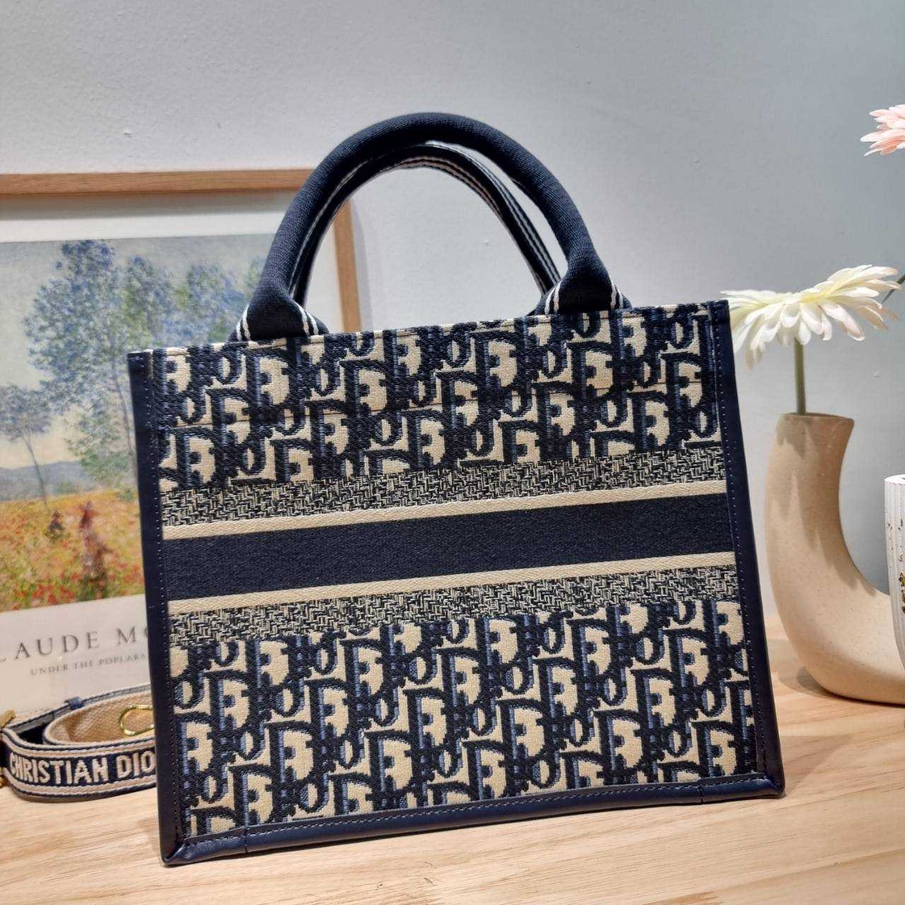 Dior small book tote bag กระเป๋าทรงโท้ทสุดฮิต ไซส์เล็ก ดีไซน์ใหม่ล่าสุด ที่มีทั้งความละมุนและหรูหรา เกรดออริ 1:1 ใช้งานต่างประเทศได้