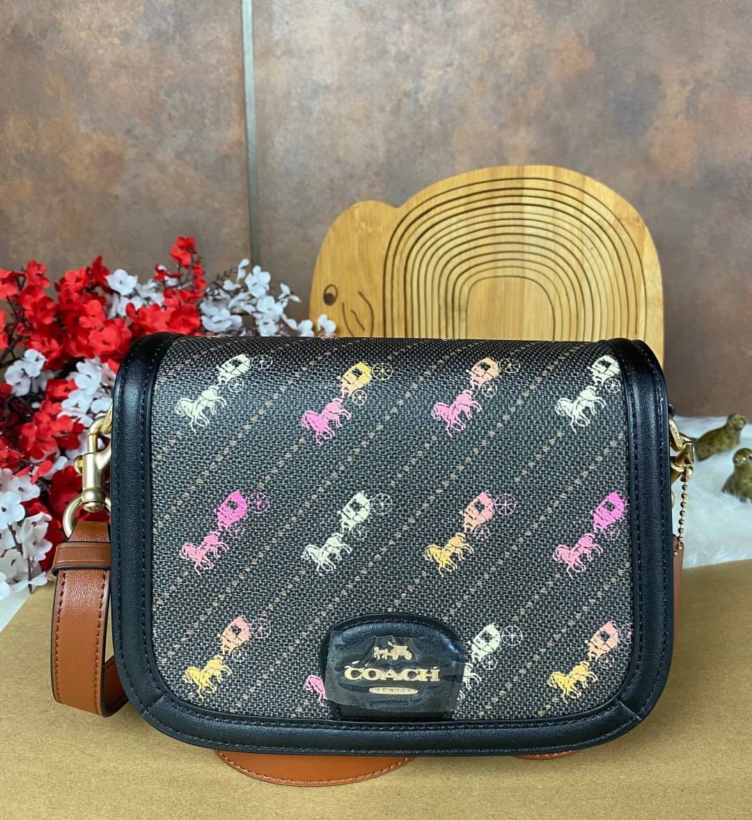 OUTLET 】COACH SADDLE BAG WITH HORSE AND CARRIAGE DOT PRINT (COACH C4059) กระเป๋าสะพายข้าง ลายม้าและรถลาก item ใหม่ที่สาวๆต้องมีนาทีนี้ห้ามพลาด รูปทรงโค้งมน วัสดุ พีวีซี ผ้าใบเคลือบพิมพ์ลายเป็นหนังเรียบ ทนทานและกันคราบสกปรกทั้งสี่ด้านเป็นหนังคุ้มสุดๆ ภายใน