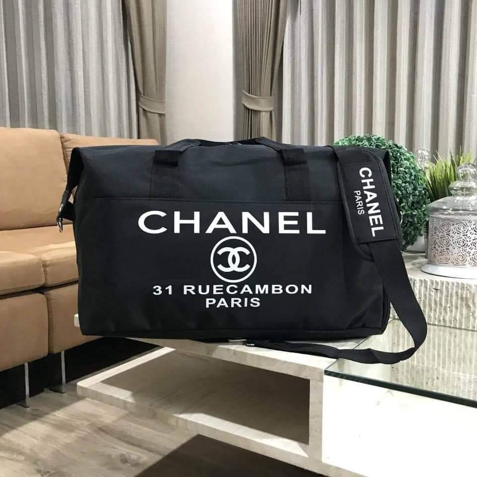 CHANEL VIP GIFT Large Travel Bag กระเป๋าเดินทาง Gift With Purchase รุ่น Limited Edition ของเเท้จาก Chanel Perfumes Counter วัสดุ NYLON เนื้อหนา สีดำสกรีนโลโก้ด้านหน้า เปิดปิดด้วยซิป หัวซิปแบรนด์ ใบใหญ่ จุใจ พิเศษ! มีช่องใส่รองเท้าด้านข้างแยกเป็นสัดส่วน ปร
