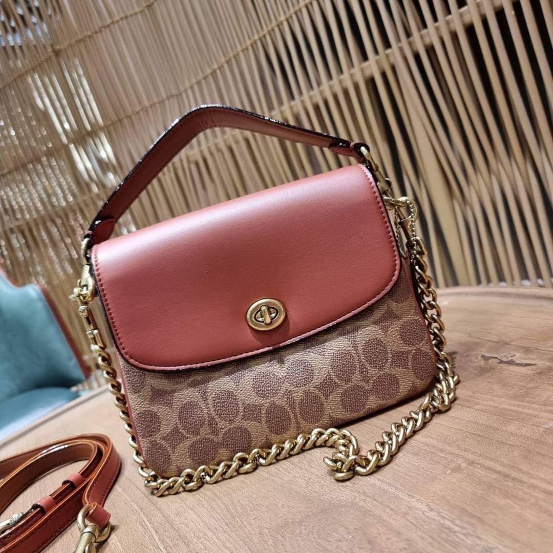 COACH 89089 CASSIE CROSSBODY 19 IN SIGNATURE CANVAS คัมแบ็คแล้วจ้า!! เรียบหรู ดูดี ต้องไอเท็มนี้เลย!! กระเป๋าสะพายข้าง สุดพิเศษ!! มีสายมาให้ถึง 3 แบบ!! สลับใช้แมทช์ตามสไตล์ได้เลย วัสดุหนังแคนวาสสลับหนังแท้ บอกเลยว่าสวยทุกสีนะคอลนี้ เปิด-ปิดด้วยตัวบิดล็อค 