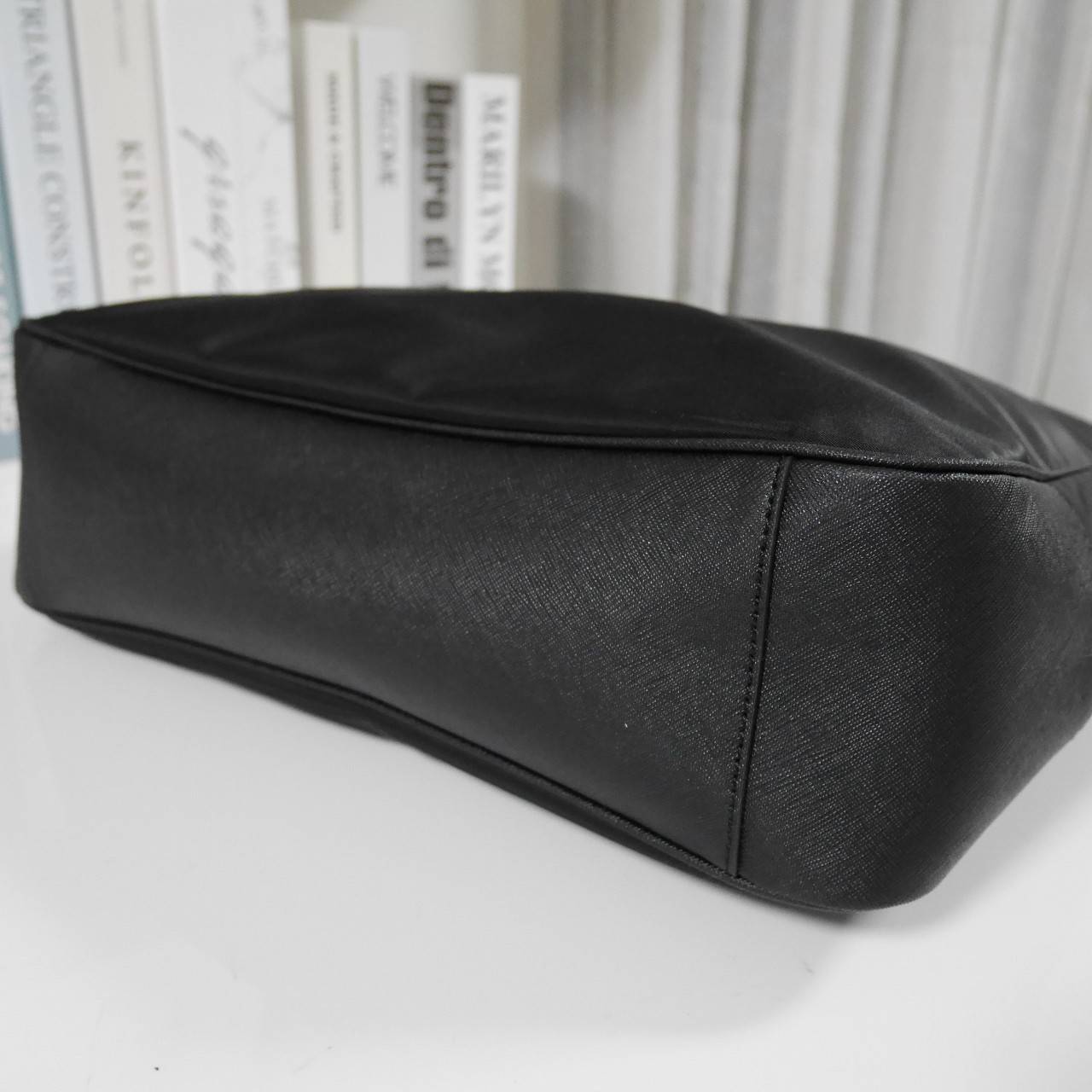 PRADA TOTE NYLON BAG งานใบใหญ่สำหรับคนชอบพกของเยอะมาแล้วค่า เป็นกระเป๋าผ้าไนล่อน ตั้งอยู่ทรงสวย หลงรักเลยคะ สะพายไหล่ได้ ถือก็สวยๆ ใช้แล้วสวยมากๆ