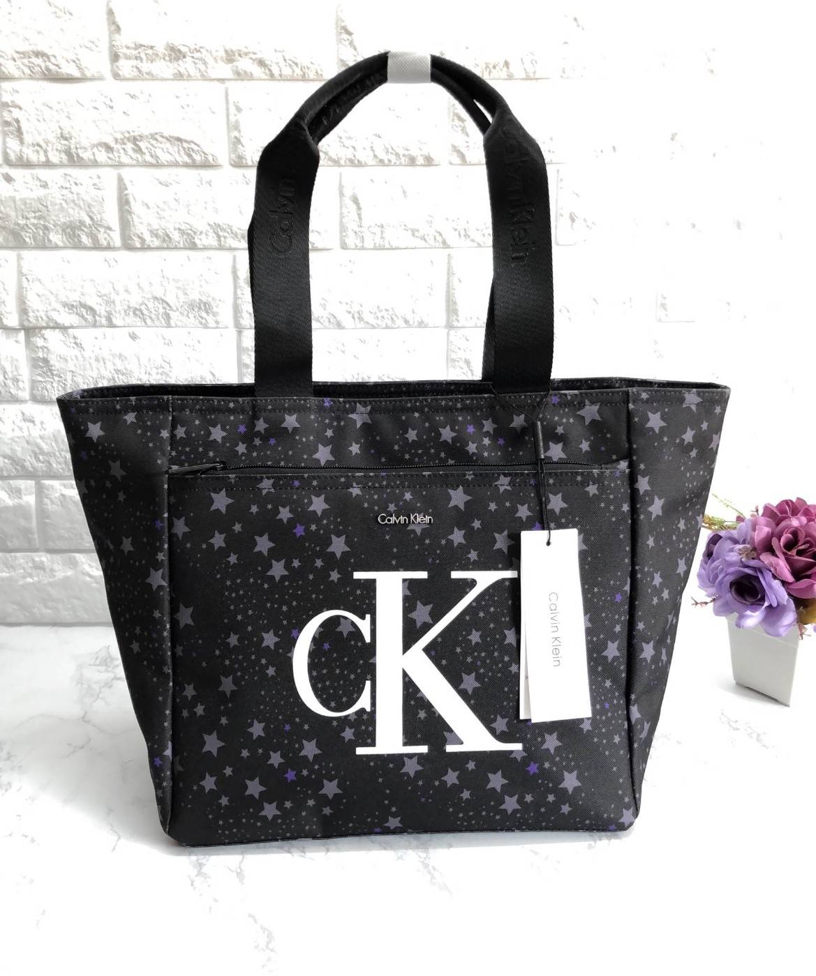 New Calvin Klein Medium Tote Bag พร้อมส่งสินค้ารุ่นหายากค่ะ กระเป๋าถือทรง tote วัสดุผ้าอย่างดี ด้านหน้าสกรีนโลโก้แบรนด์คมชัด มีช่องซิปยาว ช่องกว้างใส่ของจุ เปิดปิดกระเป๋าแบบซิป หัวซิปปั้มแบรนด์ ภายในกระเป๋าโล่งกว้างมากค่ะ มีช่องซิปให้อีกช่อง หูหิ้วกระเป๋า