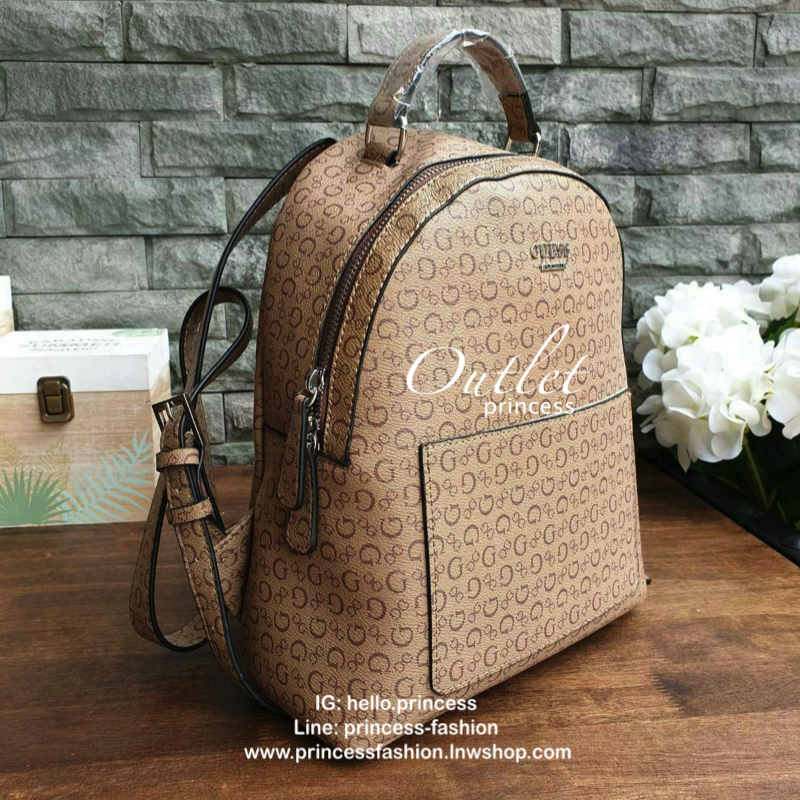 GUESS WOMAN'S BACKPACK กระเป๋าสะพายเป้ขนาดกำลังดี วัสดุหนังแกะสังเคราะห์ โลโก้รอบใบ หนังสวย น้ำหนักเบามากกกๆ!! กันน้ำ ทำความสะอาดง่าย มีหูหิ้วเเละสายสะพายหลังเลื่อนปรับได้ 5 ระดับ ด้านหน้าประดับโลโก้แบรนด์ อะไหล่เงิน และ มีช่องใส่ของ 1 ช่อง เปิดปิดด้