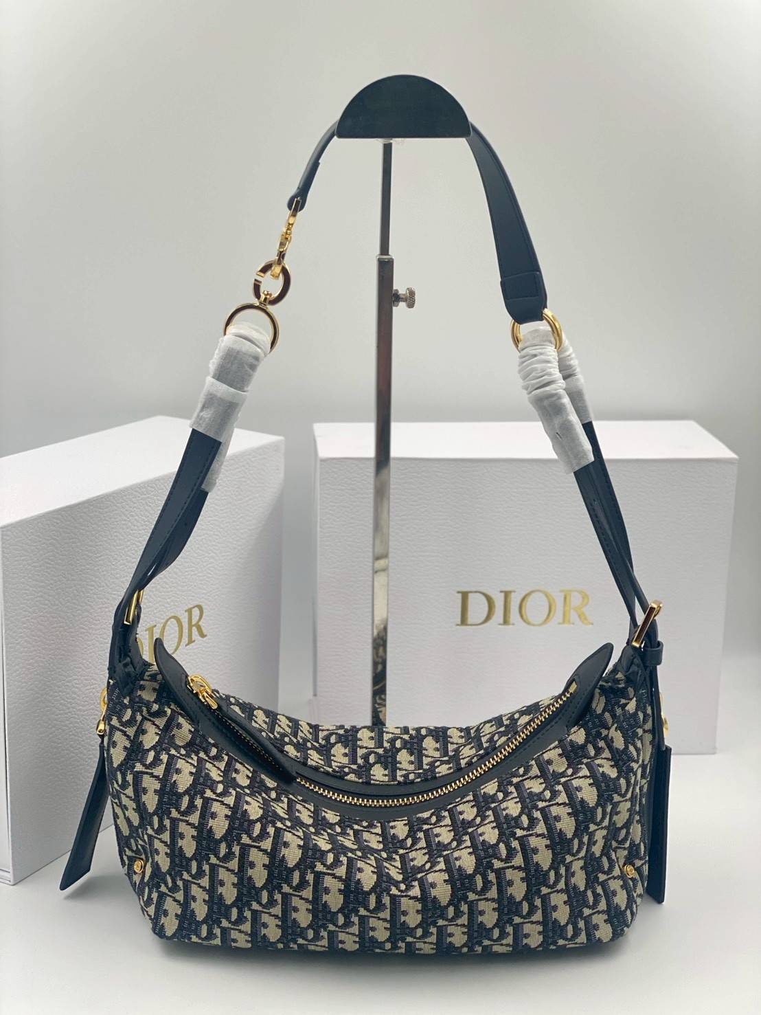 ORI หนังแท้ | DIOR D-Journey Bag กระเป๋าสะพายนิยามใหม่ดีไซน์ทันสมัย โดดเด่นด้วยรูปทรงโฮโบที่มาพร้อมกับดีไซน์ที่นุ่มนวลและทันสมัย พร้อมกับช่องใส่ของแบบติดซิป