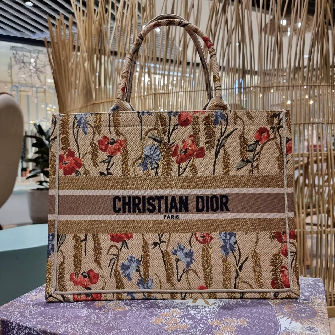 VIP 】HOT ARRIVAL!! DIOR CD SHOPPING BAG WITH GWP กระเป๋าทรงช้อปปิ้งใบใหญ่ จุใจ!! พรีเมี่ยมกิ๊ฟรุ่นดับเบิ้ลฮอต ดีไซน์คลาสสิควินเทจ สวยหรู วัสดุผ้าแคนวาสลายกราฟฟิค ภายในโล่งกว้างมากๆ ใส่ของจุสุดๆ โน้ตบุ้ค ไอแพด กระเป๋าสตางค์ มือถือ หรือเสื้อผ้ายังได้ สะพายค