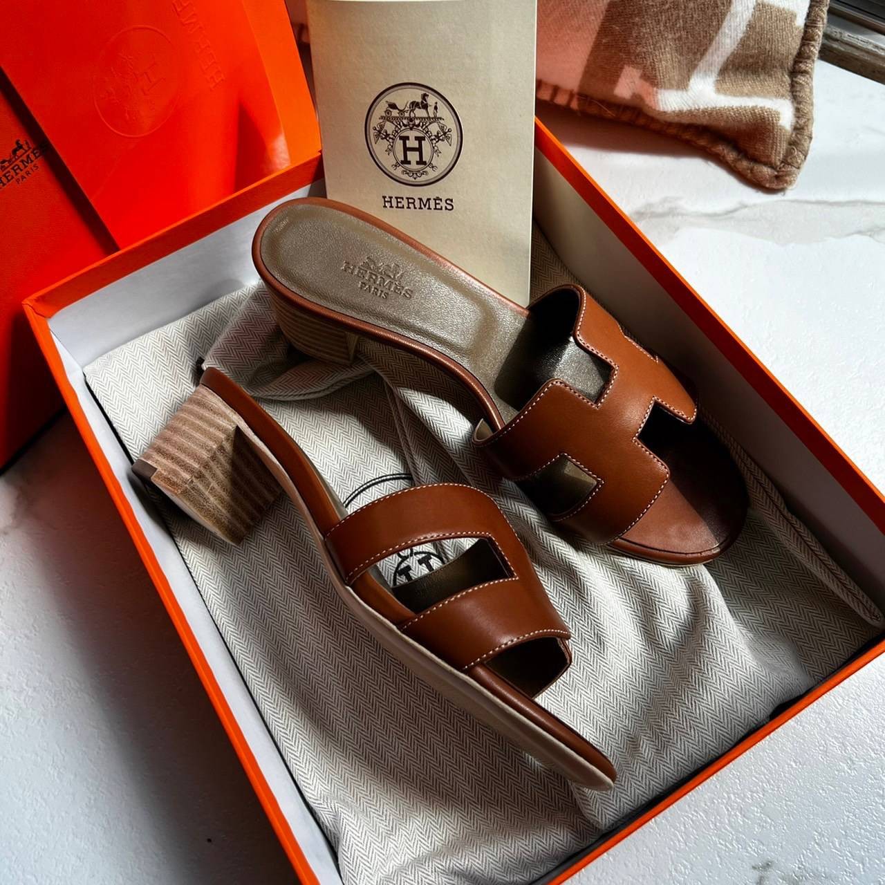 หนังแท้ Hermes sandal leather รองเท้างานสั่งตัตใช้สลับแท้ เกรดออริจินอล ตรงพื้นรองเท้าทำจากไม้รองด้วยหนังแท้ 100% งานตัดเย็บปราณีตละเอียดมากค่ะ มีอุปกรณ์ครบ หนังนิ่มใส่สบาย ใช้ทนนาน เกรดนี้คุ้มมาก ไม่ผิดหวังค่ะ ภาพสินค้าถ่ายจากงานขายจริง ใช้งานต่างประเทศไ