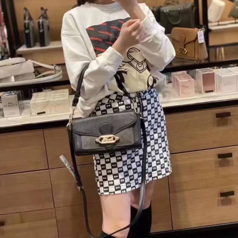 COACH SMALL JADE SHOULDER BAG [F91105,90782] กระเป๋าสะพายไหล่ ดีไซน์วินเทจย้อนยุค สวยคมชัด คลาสสิคใช้ได้ทุกลุค วัสดุหนัง pepble ทนทาน เปิด-ปิดด้วยฝาคาดโลโก้ พร้อมแถบแม่เหล็กในตัว รับรองแน่นหนา ด้านหลังมีช่องซิปให้ ภายในเป็นช่องโล่ง ขนาดกำลังดี ใช้งานง่าย 