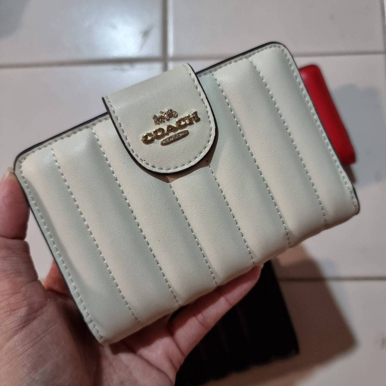 COACH C3454 MEDIUM CORNER ZIP WALLET ความหรูที่ซื้อได้!! กระเป๋าสตางค์ดีไซน์ใหม่ล่าสุด ออกแบบมาหรูดูดี ดีเทลลูกเล่นบุหนัง nappa นิ่มขึ้นเงาสวยมากๆ เปิด-ปิดใช้งานง่าย มีช่องซิปแยก มีช่องใส่บัตร ใส่ธนบัตรได้ทุกชนิด สะดวกใช้จริงๆใบนี้ สาวๆได้ไปใช้แล้วไม่อยาก