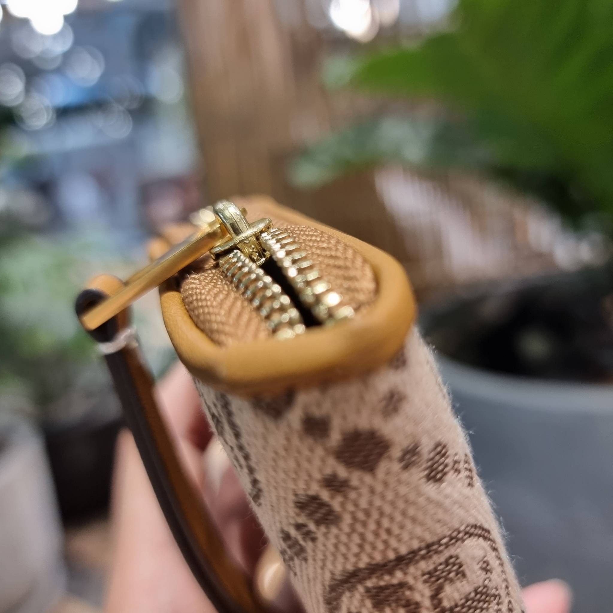 TORY BURCH T MONOGRAM ZIP COIN CASE จัดไปเลยจ้า กับกระเป๋าสตางค์รับทรัพย์ ใบสั้น สวยหรู ขนาดเหมาะมือ ถือแล้วขับผิว วัสดุผ้า jacquard ตัดสลับหนังแท้ รูดเปิด-ปิดด้วยซิป ภายในมีช่องใส่บัตร ใบนี้ใส่เหรียญ ใส่ธนบัตรได้ (พับ) พกพาได้สะดวก ไม่กินพื้นที่กระเป๋าใบ