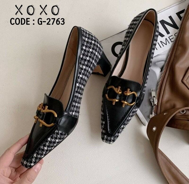 คัชชูหน้าวี ห้วแหลม ทรงเทย์ วัสดุผ้าทวีส ด้านหน้าติดอะไหล่ตะขอเกี่ยวสีทอง สวยงาม แมทส์ชุดง่าย น้ำหนักเบา มีส้นเล็กน้อย กำลังใส่สบาย