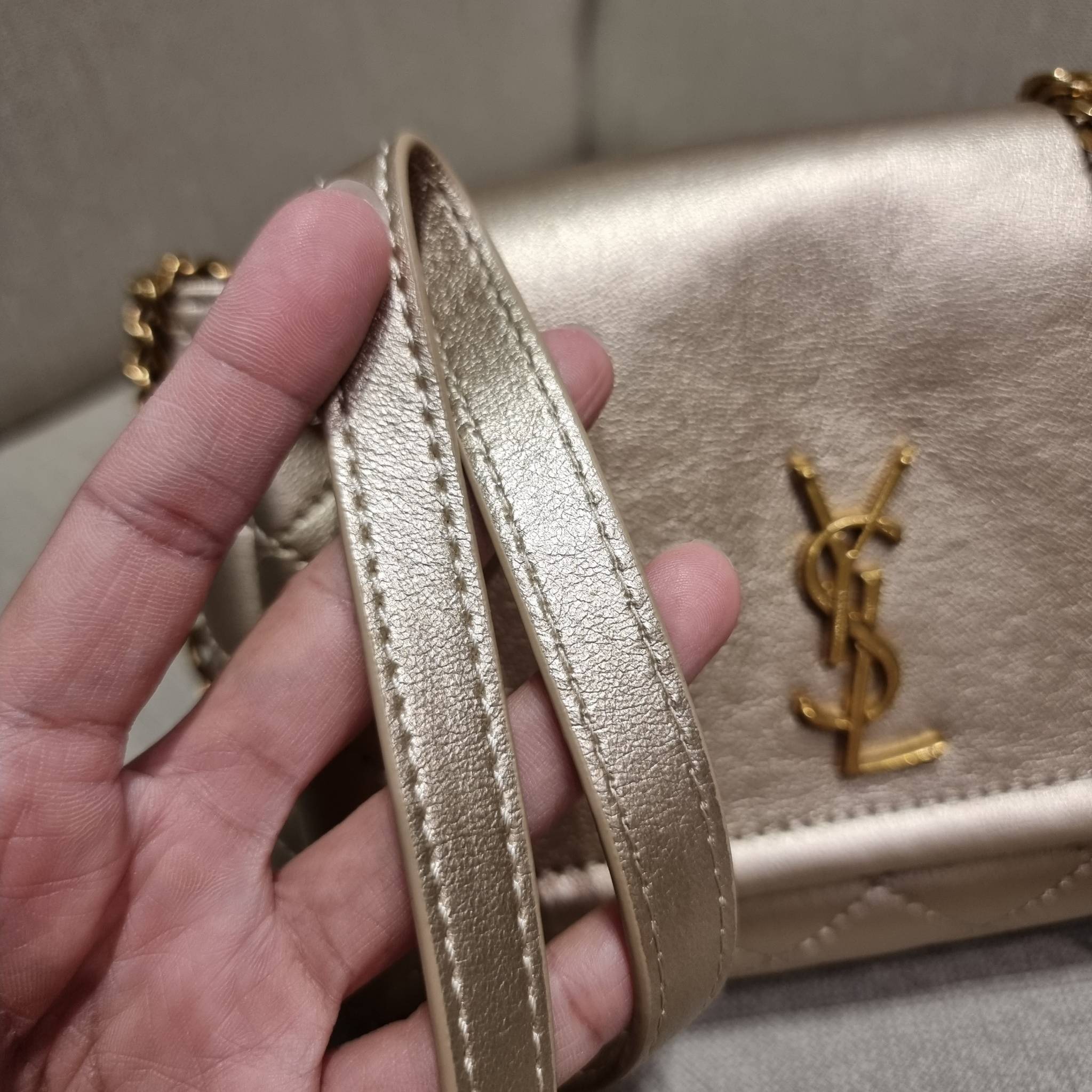 Yves Saint laurent mini nolita in lambskin / YSL mini nolita น้องสาวคนสวยที่ต้องตาเมื่อแรกเห็น กระเป๋าสะพายดีไซน์หรู ไซส์มินิ แบรนด์นี้ไม่เคยทำให้ผิดหวังจริงๆ ด้วยดีเทลความเรียบง่ายแต่มีความหรูอยู่ในตัว วัสดุหนังแกะ สัมผัสดีงามมากๆ เปิด-ปิดด้วยกระดุมแม่เห