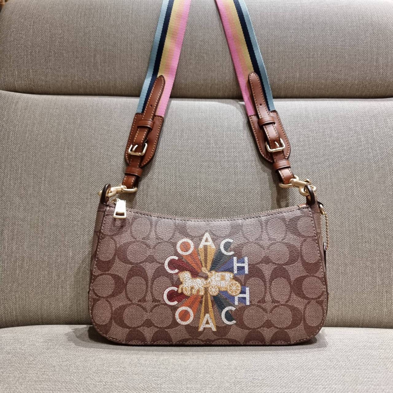 COACH C7264 C6823 C6817 JES BAGUETTE IN SIGNATURE CANVAS คอลเลคชั่นใหม่ล่าสุด พร้อมเสิร์ฟความสวยถึงบ้านเช่นเคย!! กระเป๋าสะพายทรงบาแกตต์ ดีไซน์ย้อนยุค ที่แอบแฝงความเรียบหรูดูแพงอยู่ในตัว โดดเด่นด้วยสายสะพายเส้นใหญ่ โทนสีคอนทราส ทำให้ไอเท็มนี้ดูมีลูกเล่นมาก