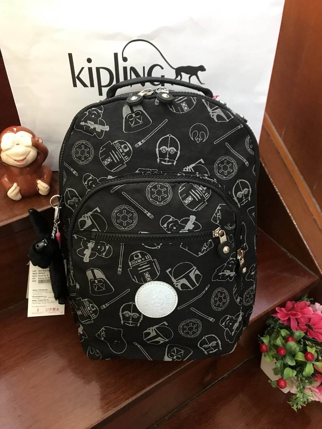 Kipling Seoul Go Star Wars Small Printed Backpack Limited edition กระเป๋าเป้ Collection Star wars สกรีนลาย star wars ทั้งภายนอก และภายใน ด้านหน้า มีช่องซิปด้านข้างมีช่องเล็กซ้ายขวา ภายในกว้างจุได้เยอะ แบ่งช่องเป็นสัดส่วน มาพร้อมพวงกุญแจลิง มบนี้จะใช้ไปเรี