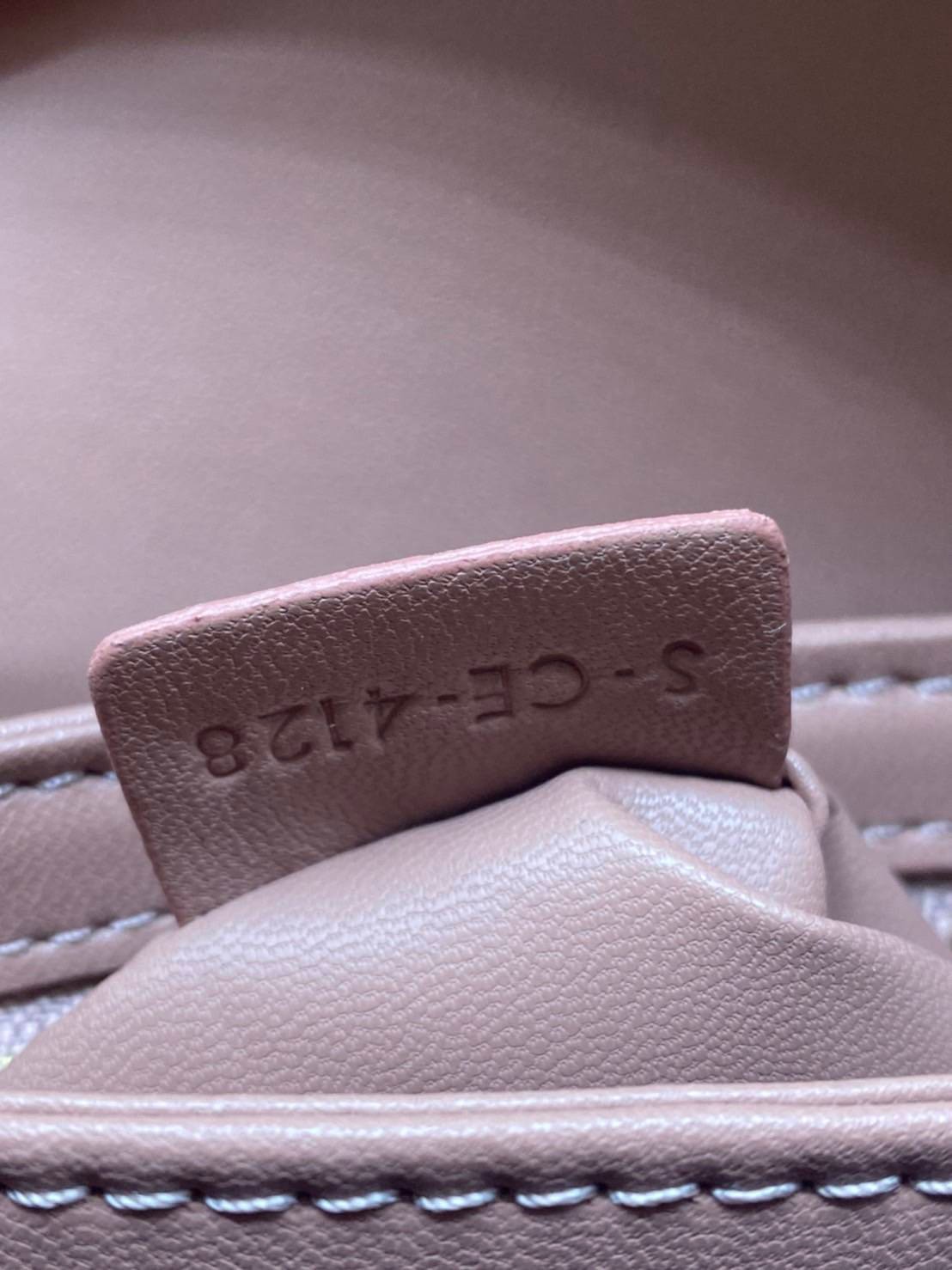 หนังแท้ CELINE TRIOMPHE CROSSBODY BAG ดีไซน์ยอดนิยมสไตล์สาว LISA ทรงสี่เหลี่ยมหนังสวยหรูอยู่ทรงเปิดปิดด้วยฝาปิดโลโก้แบรนด์อะไหล่ทอง ภายในมีช่องหลัก ช่องย่อย และช่องซิป สามารถใส่มือถือของใช้จุกจิกได้เยอะ มาพร้อมสายสะพายหนังยาวปรับระดับได้ จะสะพายไหล่ CROSS