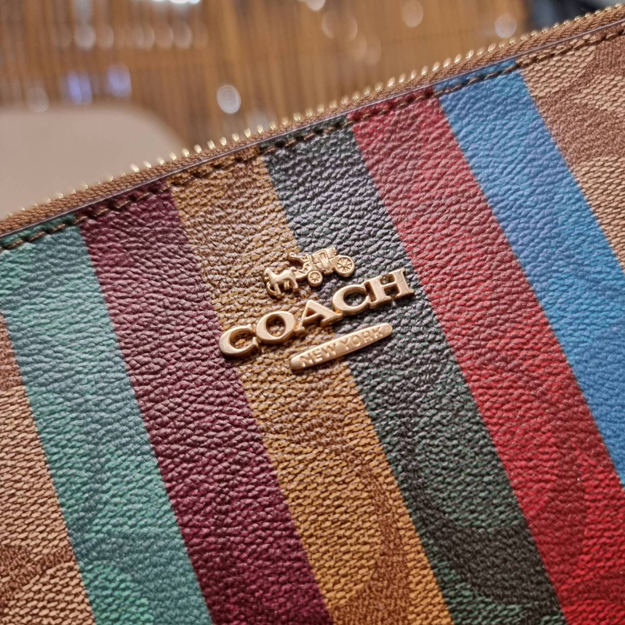 COACH C5624 LARGE CORNER ZIP WRISTLET IN SIGNATURE CANVAS WITH STRIPE สีใหม่กับคอลเลคชั่นที่ปังข้ามปี ฮิตไม่เลิก!! กระเป๋าคล้องมือ ดีไซน์ลายแถบสี สดใสน่าใช้มาก!! ขนาดเหมาะพกพา วัสดุหนังแคนวาส ภายในใส่ธนบัตร หรือใส่บัตร ใส่เหรียญ ได้หมด!! iphone13 pro ใส่ไ