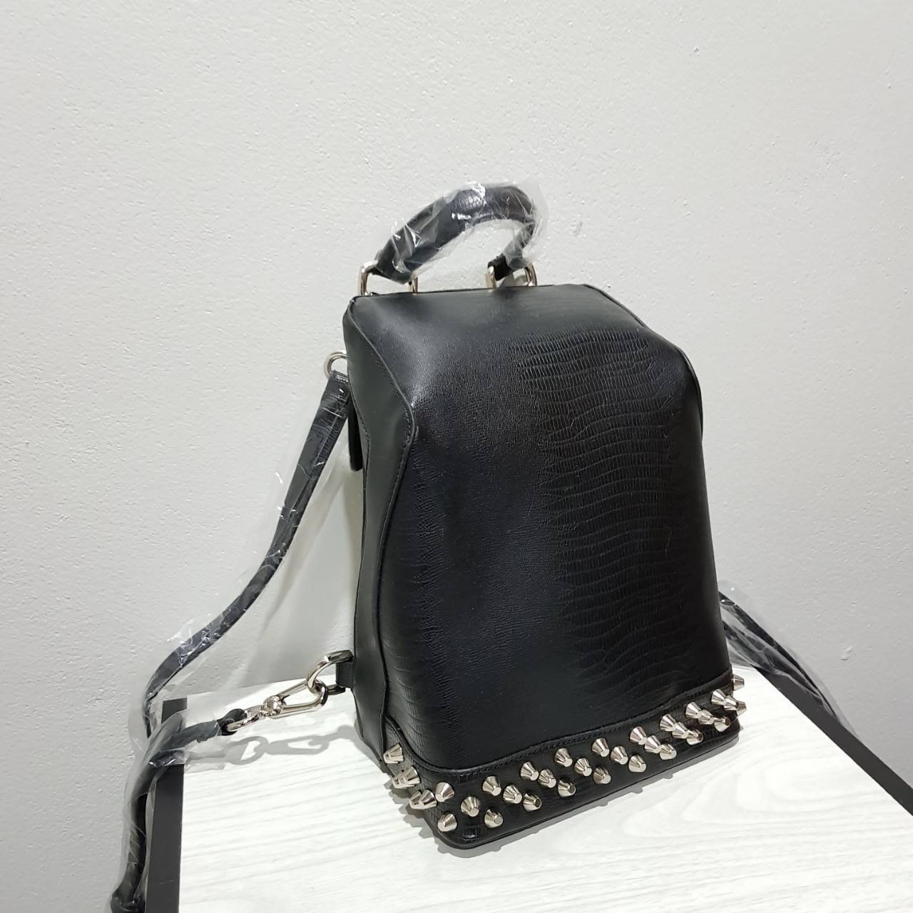 CHARLES & KEITH BACKPACK กระเป๋าเป้สพาย รูปทรงน่ารัก แต่งหมุดให้ look เท่ห์ในตัว ใส่ของได้เยอะ มีซิปเปิดปิดทั้งสองข้าง และกระดุมแม่เหล็ก สวยหรูน่าใช้มากค่ะ