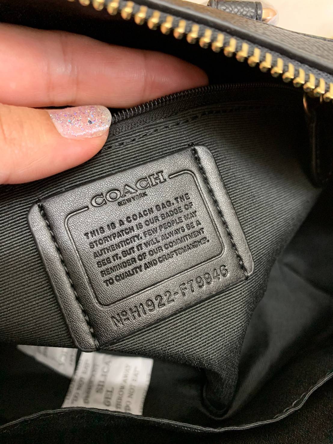 COACH ROWAN SATCHEL BAG ((79946)) กลับมาอีกครั้ง พร้อมสีหายากค่ะ! กระเป๋าหิ้วทรงหมอนสุดฮิตของสาวๆ//สะพายข้างได้ หนังแท้ ลายหนังสวย ทรงสวย ด้านหน้ามีช่องซิปให้หนึ่งช่อง เปิดปิดช่องหลักแบบซิป ภายในกว้างใส่ของจำเป็นของสาวๆได้ครบ มีช่องเล็กและช่องซิปใส่ของจุก