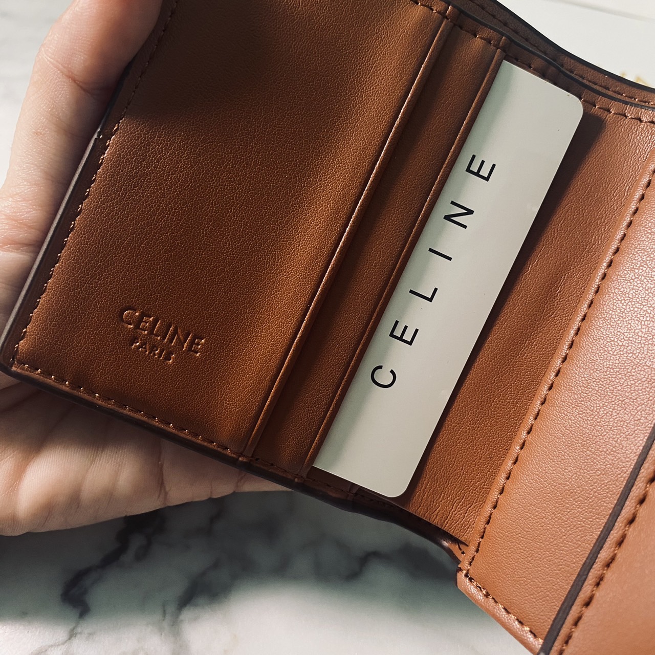 CELINE TRIFOLD WALLET กระเป๋าสตางค์ 3 พับ พร้อมสายสะพายโซ่ crossbody สะพายไหล่ได้ เริ่ดเว่อร์! ไอเท็มสุดฮอต exclusive ดีไซน์สุดคลาสสิค วินเทจ เรียบง่ายแต่หรูหรา