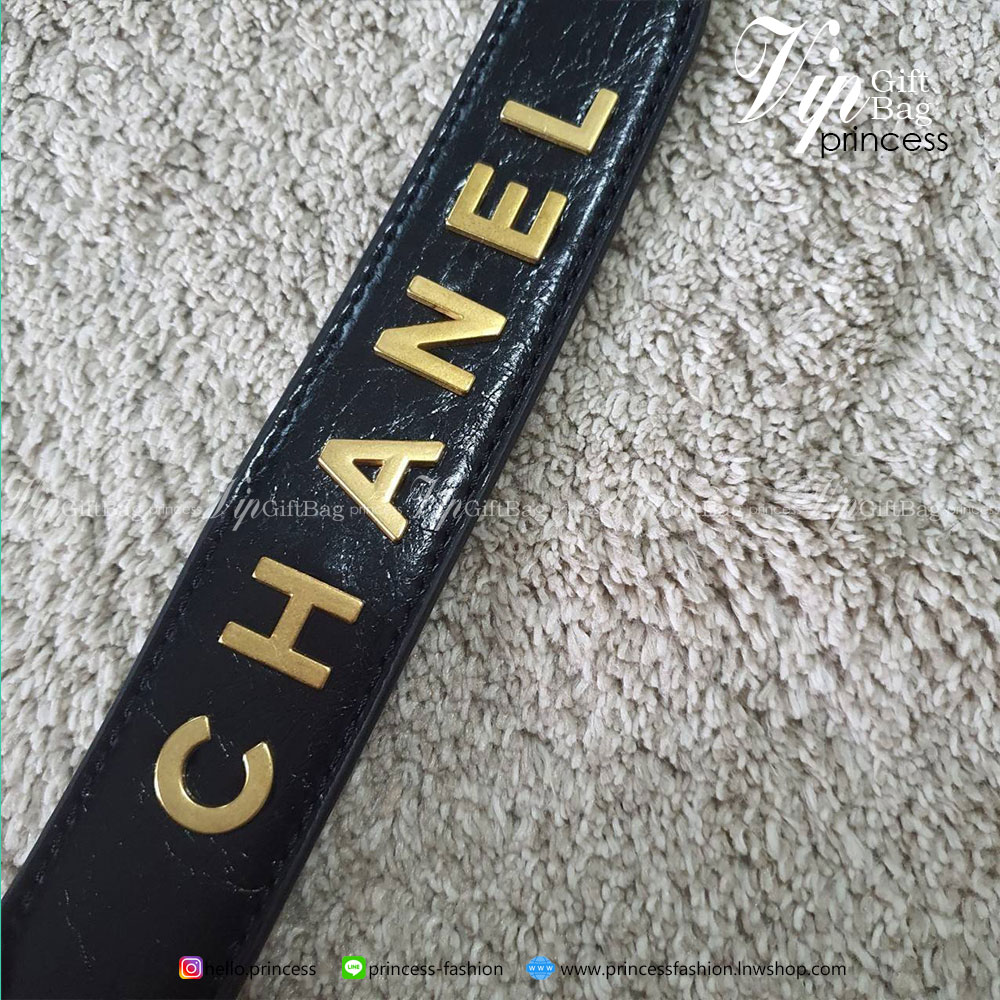 CHANEL VIP GIFT WOC BAG งาน CHANEL VIP GIFT ของแท้ 100% จากเคาเตอร์แบรนด์ CHANEL ทรงแนวตั้ฝน่ารัก ขนาดกำลังดี วัสดุหนังเรียบพิมพ์ลายยับ เปิดปิดด้วยตัวล้อคปั้มแบรนด์ อะไหล่ทอง ลายวินเทจ ด้านในใส่โทรศัพท์ได้ถึง NOTE10+ มาพร้อมสายโซ่สลับหนังเอกลักษณ์โซ่สองสี