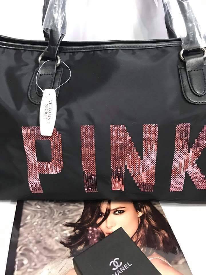 กระเป๋า Victoria's Secret PINK Travel Bag กระเป๋าเดินทาง VICTORIA'S SECRET ใบขนาดใหญ่ แข็งแรงใส่ของได้เยอะ หนังดีสีดำ โลโก้ปักเลื้อม PINK สีชมพู กระเป๋าเดินทางขนาดใหญ่ กระเป๋า Victoria's Secret PINK Travel Bag ตกแต่งเลื่อมประกาย สวยแวววาว ม