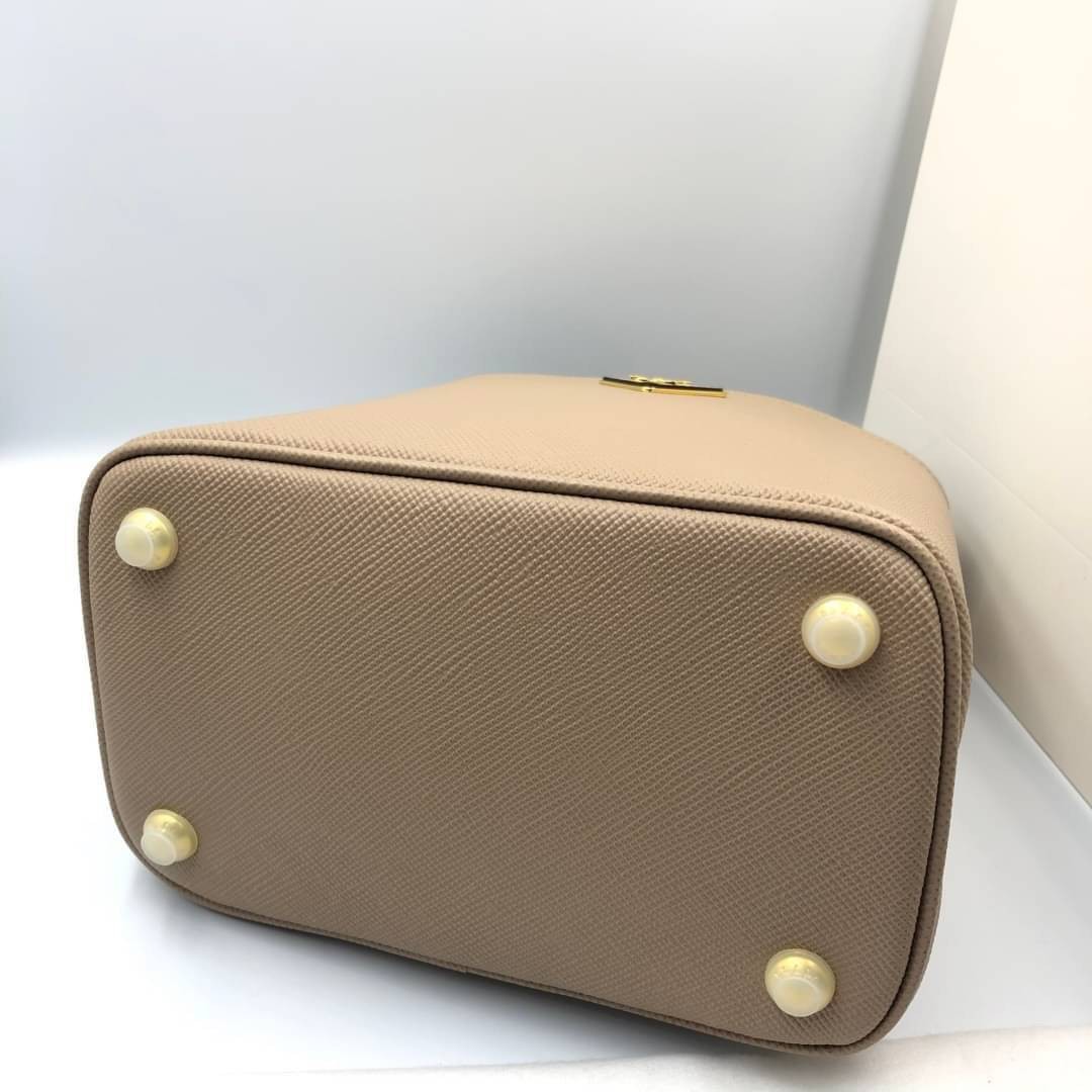 VIP 】หนังแท้ Prada Panier Bag Medium Saffiano Leather พร้อมส่งที่ไทย กระเป๋าสะพายข้างทรงบัคเก็ต จุของได้เยอะมาก เรียบแต่หรู ต้องใบนี้เลยค่าา