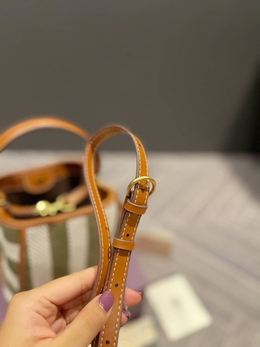 Tory Burch Logo-Plaque Striped Tote Bag - Green / Tory Burch Bucket Bag คอลเลคชั่นใหม่ รูปแบบคลาสสิคโทนเขียว ด้วยวัสดุธรรมชาติสังเคราะห์ พกพาความสวยไปได้ทุกที่ด้วยกระเป๋าทรง Bucket ทันสมัยสุดๆคะ