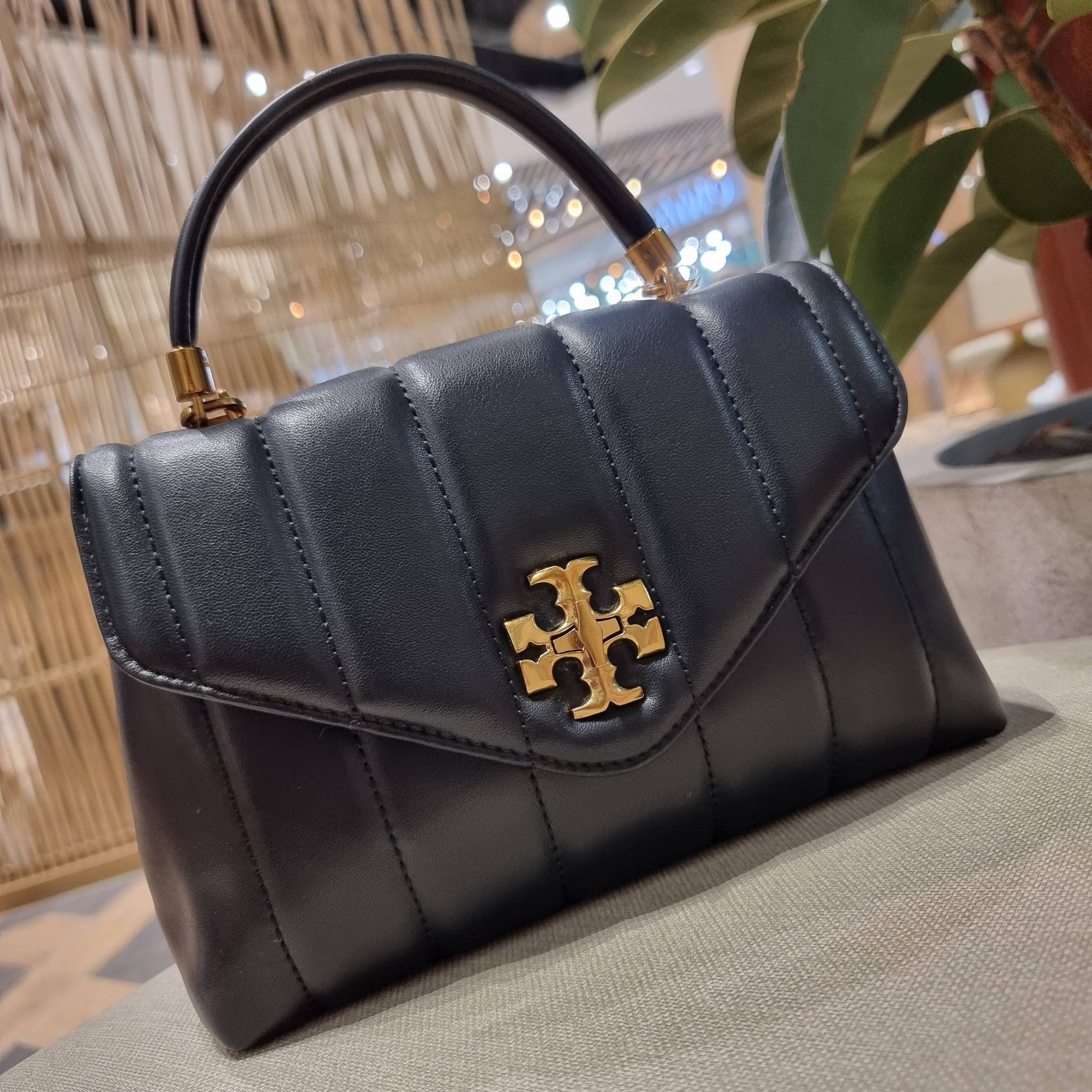 TORY BURCH KIRA QUILTED SMALL SATCHEL มาแล้วด่วนๆ!! กับคอลที่ปังไม่ไหว พร้อมเสิร์ฟสีคลาสสิค กระเป๋าถือ/สะพาย ทรงสวย สะพายคล่องตัว หนังแท้ ดีไซน์บุนวม เส้นคมสวยหรู วัสดุหนังแกะ สัมผัสดีงาม นิ่มมือ เปิด-ปิดด้วยอะไหล่บิดล็อค ภายในเป็นช่องโล่ง มีช่องซิป ใส่ขอ