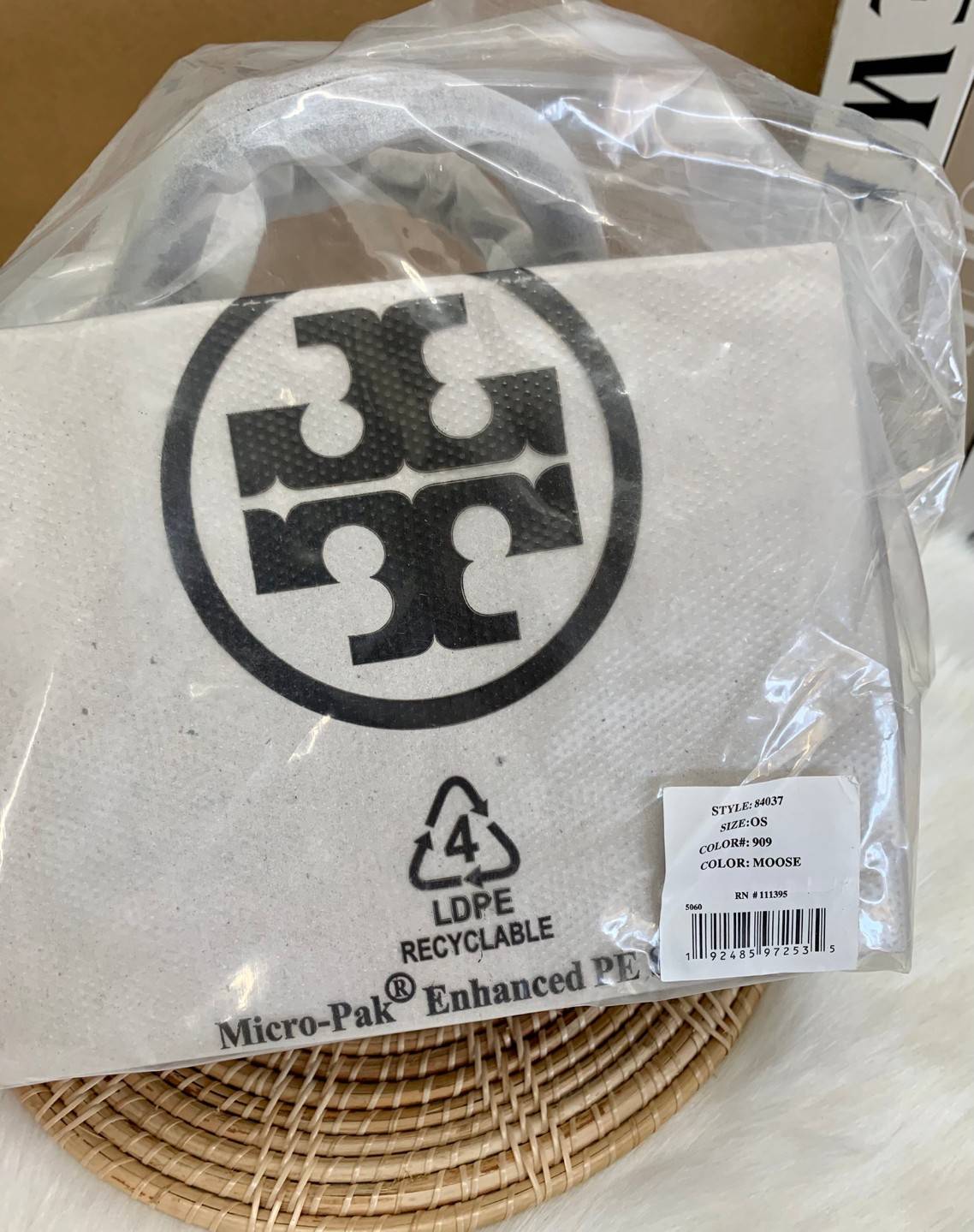 TORY BURCH T Monogram Color-block Barrel Duffle พร้อมส่งที่ไทย สวยก่อนใคร มี2ขนาด ไม่มีคือพลาดจร้าา😘 ✔️กระเป๋าทรงหมอน วัสดุหนังแท้ชั้นดีที่สุด หนังเรียบนิ่มสวย ✔️เปิดปิดกระเป๋าด้วยซิปคู่แบบมีหนังห้อย ภายในกว้างมากสำหรับไซด์นี้ หายห่ว