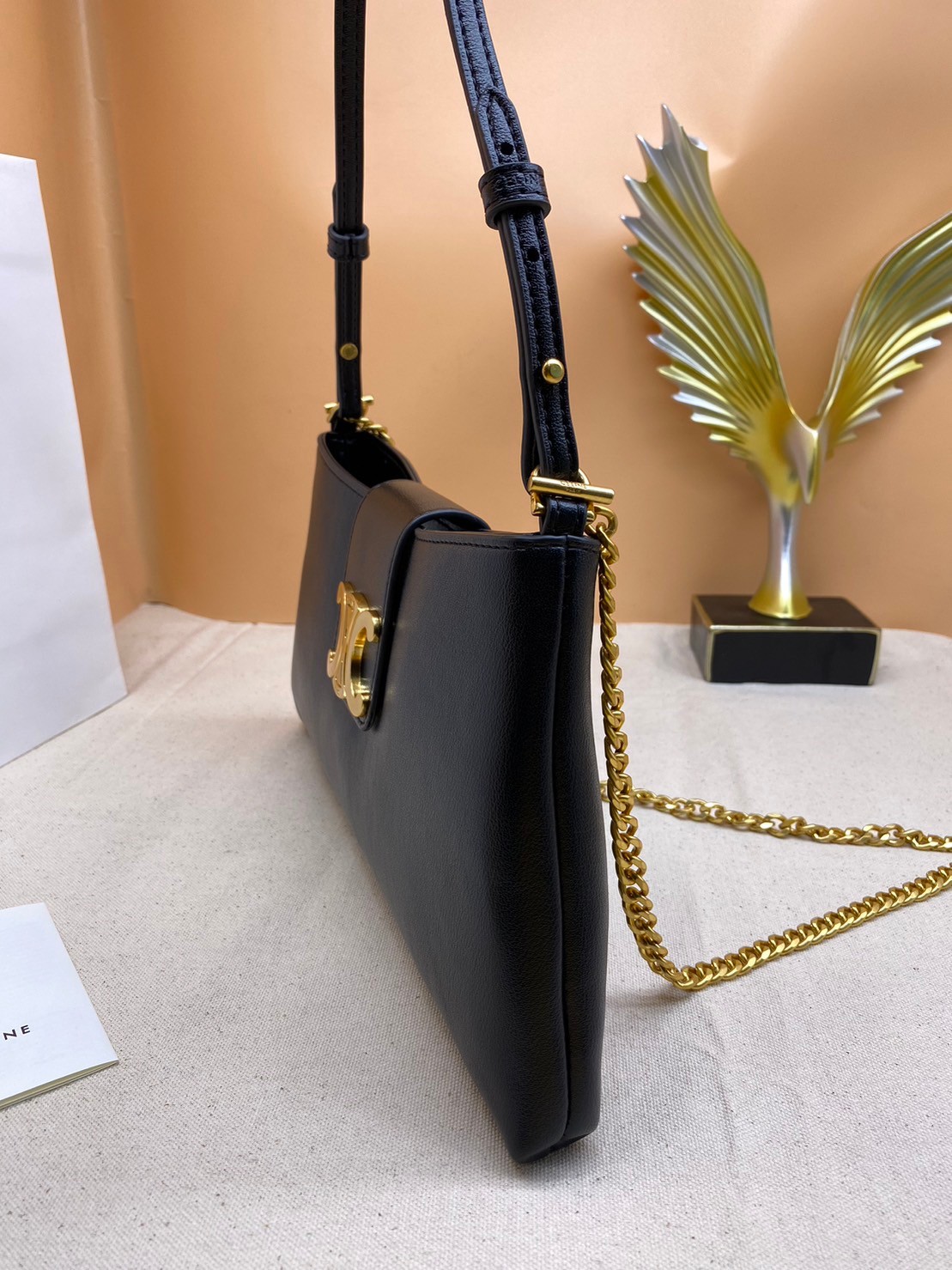 CELINE MEDIUM WILTERN BAG IN SMOOTH CALFSKIN / Celine hobo / Celine Bag พร้อมส่ง กระเป๋าถือ/สะพายโซ่อะไหล่ทองหรูหรา ทรงโฮโบ สวยผู้ดี ใช้งานง่าย โดดเด่นด้วยโลโก้สีทอง