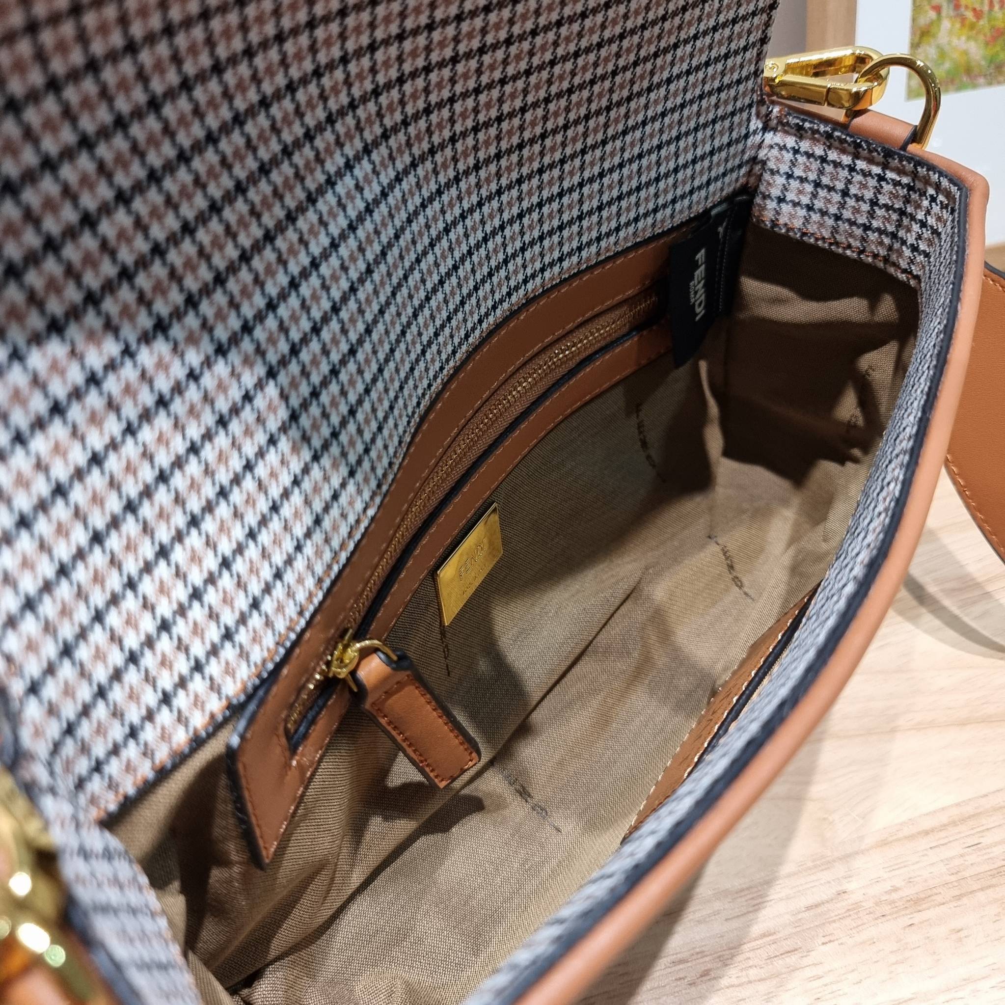 FENDI BAGUETTE MONOGRAM PRINT SHOULDER BAG / FENDI Baguette Brown houndstooth wool bag with FF embroidery อีกหนึ่งรุ่นใหม่ ปังไม่ไหวจ้าแม่!! กระเป๋าสะพายทรงแบคเกตต์ ดีไซน์ลวดลายรอบใบ มี texture โดดเด่นน่าใช้ ดูหรูและคลาสสิค