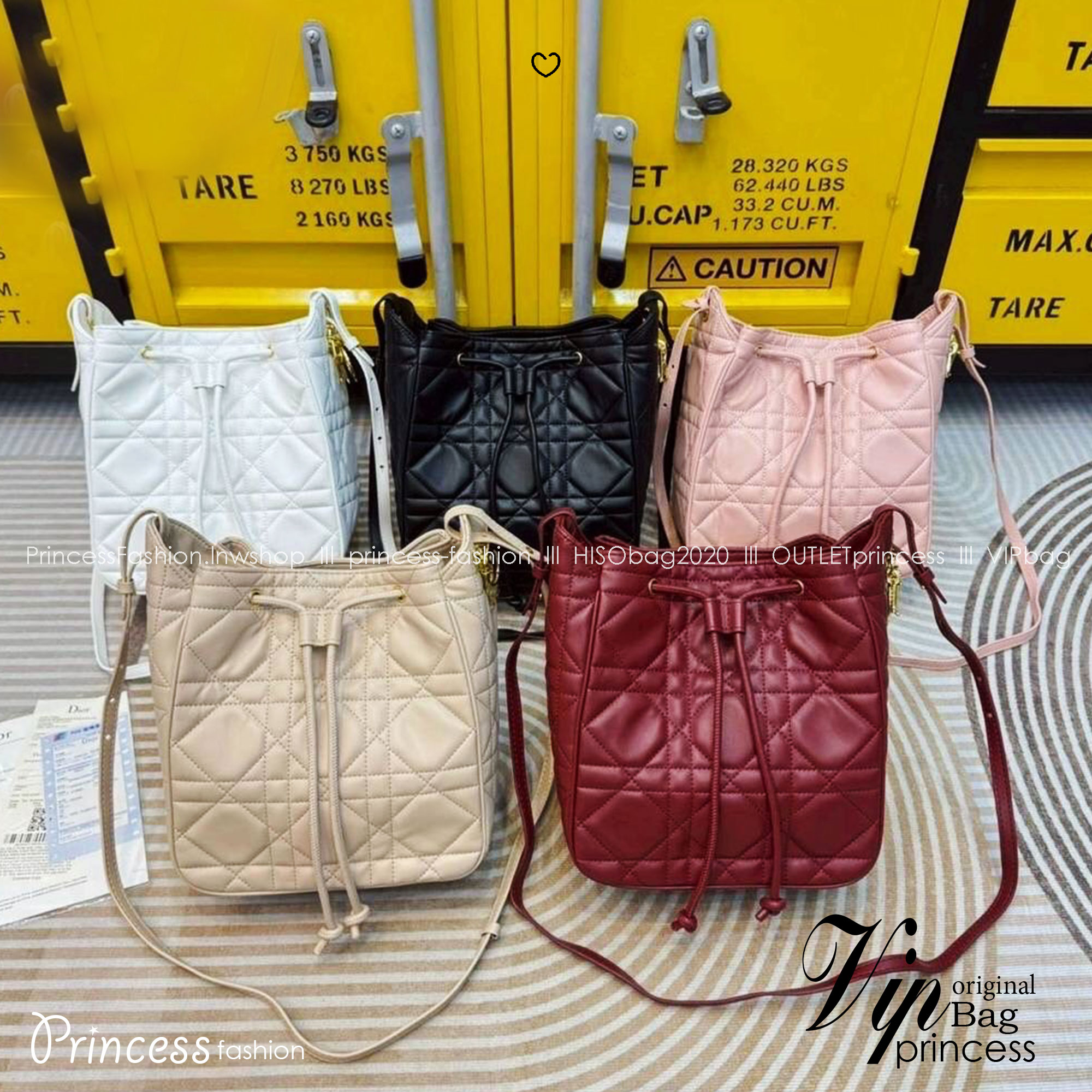 Dior Medium D-Motion Bag กระเป๋าสะพายทรงบัคเก็ต โดดเด่นด้วยดีไซน์ทรงถังทันสมัยเรียบง่ายใช้งานได้จริง เย็บตะเข็บแบบ Macrocannage นุ่มนวล