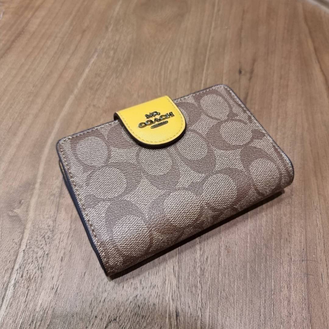 COACH C0082 MEDIUM CORNER ZIP WALLET IN SIGNATURE CANVAS ฉุดยังไงก็ไม่อยู่กับความปังของรุ่นนี้ ดีไซน์ใหม่สวยซ่อนหรู กระเป๋าสตางค์ใบกลาง 👛 เป็นไอเท็มสุดฮิต ที่ไม่ควรพลาด พกพาสะดวก ขนาดกำลังเหมาะมือ วัสดุหนังแคนวาสเคลือบลาย ภายในมีช่องใส่บัตร ใส่ธนบ