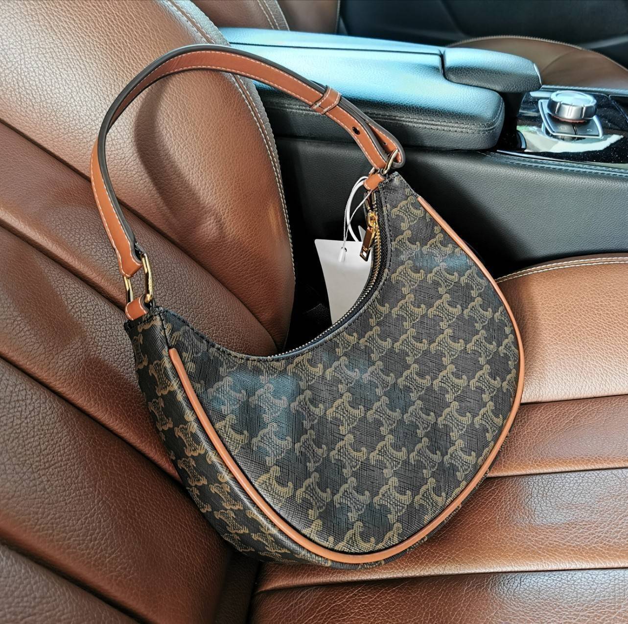 ของแท้ CELINE SHOULDER BAG VIP GIFT WITH PURCHASE (GWP) พรีเมี่ยมกิ๊ฟ Limited Edition จาก CELINE HAUTEPARFUME DUTYFREE COUNTER วัสดุ TRIOMPHE CANVAS ดีไซน์สวยหรูฮิตสุดในเกาหลี!