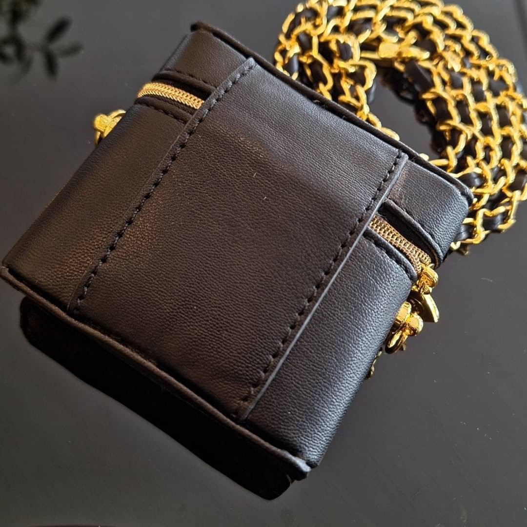 กระเป๋าสะพายข้างใบจิ๋ว งานปุ้กปิ้กน่ารัก CHANEL VIP BAG แบรนด์ดัง ตัวกระเป๋าหนังนิ่ม อยู่ทรง เปิดปิดด้วยซิปรอบ ด้านหน้าสกรีนโลโก้แบรนด์สีทอง