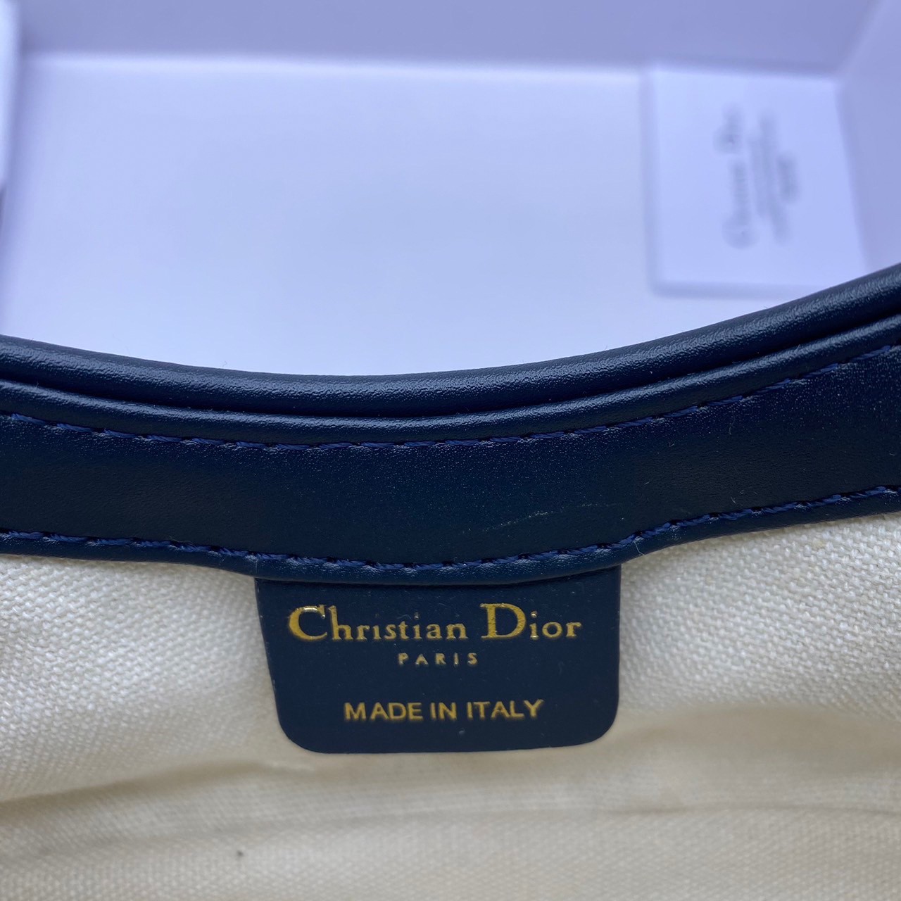 DIOR 30 Montaigne Hobo Avenue Mini Bag | Blue Jacquard กระเป๋าสะพายทรงโฮโบ แบรนด์หรู ขนาดกำลังสวย ดีไซน์ใหม่ 2023 รูปทรงใช้งานง่าย ภายในเป็นช่องโล่ง ใส่ของสำคัญได้ครบสบายๆ พิเศษมาก!! มาพร้อมใบเล็ก พร้อมใช้งาน คุ้มมากค่ะ