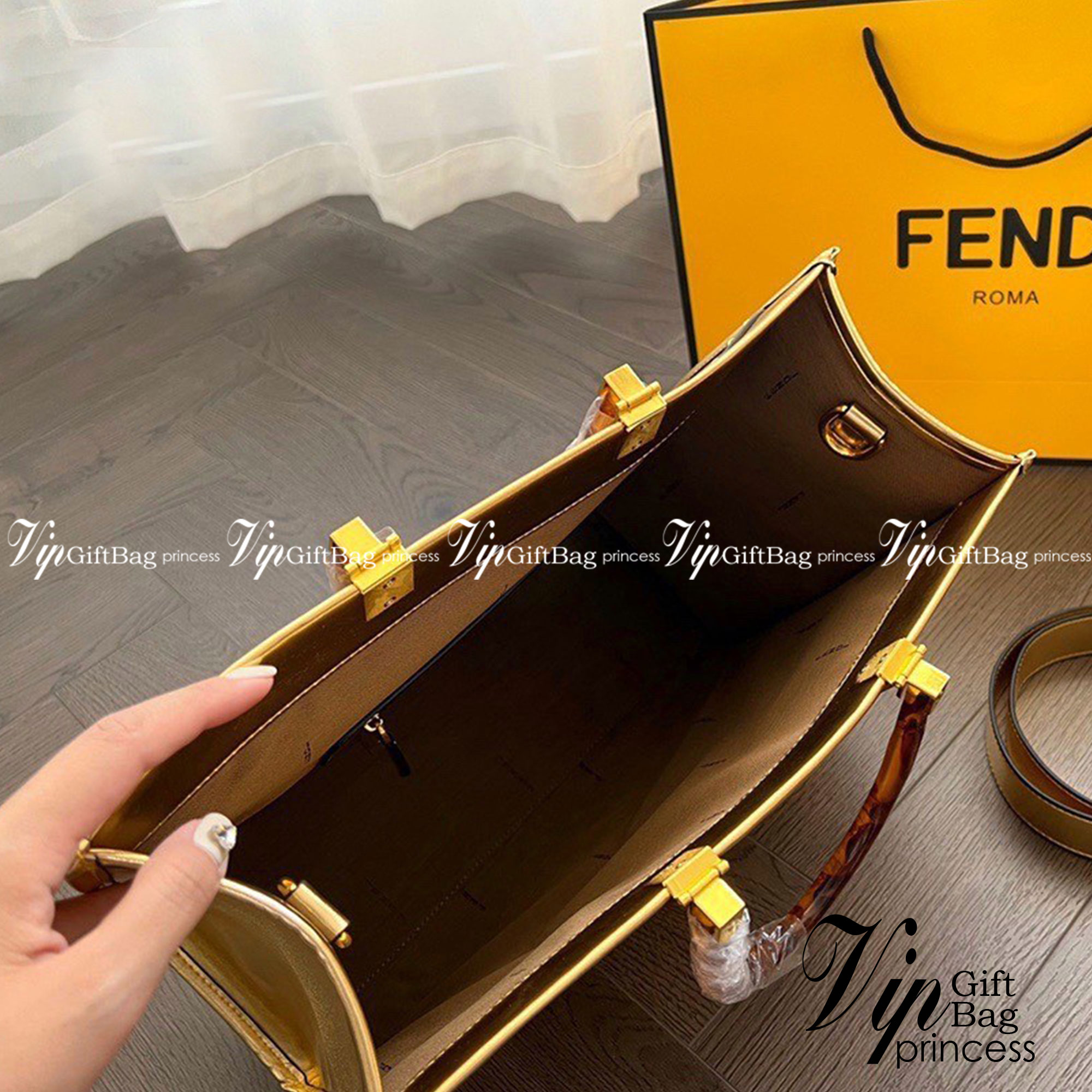 FENDI Sunshine Medium Leather Tote Metallic Gold / FENDI Shopping bag กระเป๋าสะพายทรง shopping สีทองสวยหรู ใบใหญ่ จุใจ!! ดีไซน์คลาสสิควินเทจ สวยหรู ภายในโล่งกว้างมากๆ ใส่ของจุสุดๆ