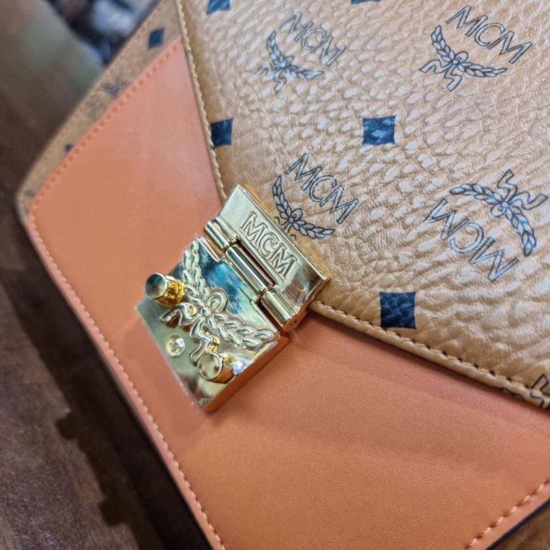 M.C.M MEDIUM PATRICIA SATCHEL IN VISETOS ไซส์กลางมาให้จับต้องแล้วจ้า!! รุ่นที่สาวๆต่างถามหา!! ต้องไอเท็มนี้เลย กระเป๋าถือ/สะพาย ทรงสวยหรู เหมาะกับทุกๆโอกาส ดีไซน์ออกมากึ่งเป็นทางการ แต่ใช้งานได้ทุกสไตล์ วัสดุหนังแคนวาสคุณภาพดีสลับหนังแท้ เปิด-ปิดด้วยตัวกด