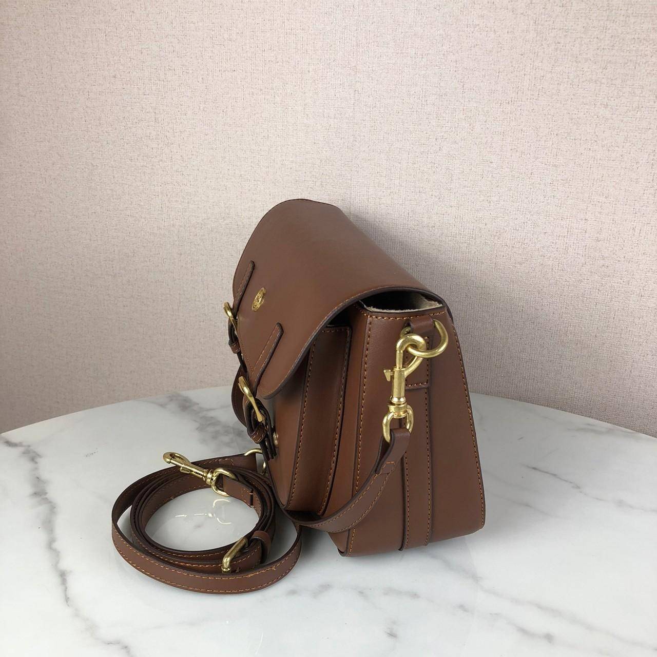 กระเป๋าถือและสะพาย TORY BURCH เปิด - ปิดกระเป๋าด้วยกระดุมแม่เหล็ก ด้านในแบ่งเป็น 2 ช่องใหญ่ และมี 1 ช่องซิป กับ 1 ช่องเล็กค่ะ สายสะพายสั้น 57 cm ถอดได้ ปรับไม่ได้ค่ะ สะพายสะพายยาว สามารถถอดและปรับได้ 3 ระดับค่ะ