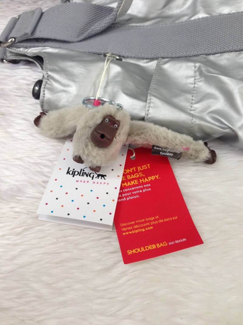 Kipling รุ่น Cicele กระเป๋าสะพายไหล่ใบใหญ่ สวยน่ารัก ตัวกระเป๋าด้านในเป็นช่องโล่งแบบปิดเปิดด้วยซิป มีช่องซิปด้านใน ด้านข้างกระเป๋า มี 2 ช่อง ปิดเปิด ด้วยเทป พร้อมที่ใส่โทรศัพท์ ปากกา และ MP 3 ในส่วนด้านใน และ ด้านข้างกระเป๋า ซ้าย-ขวา เป็นช่องขนาดเล็กสำหรั
