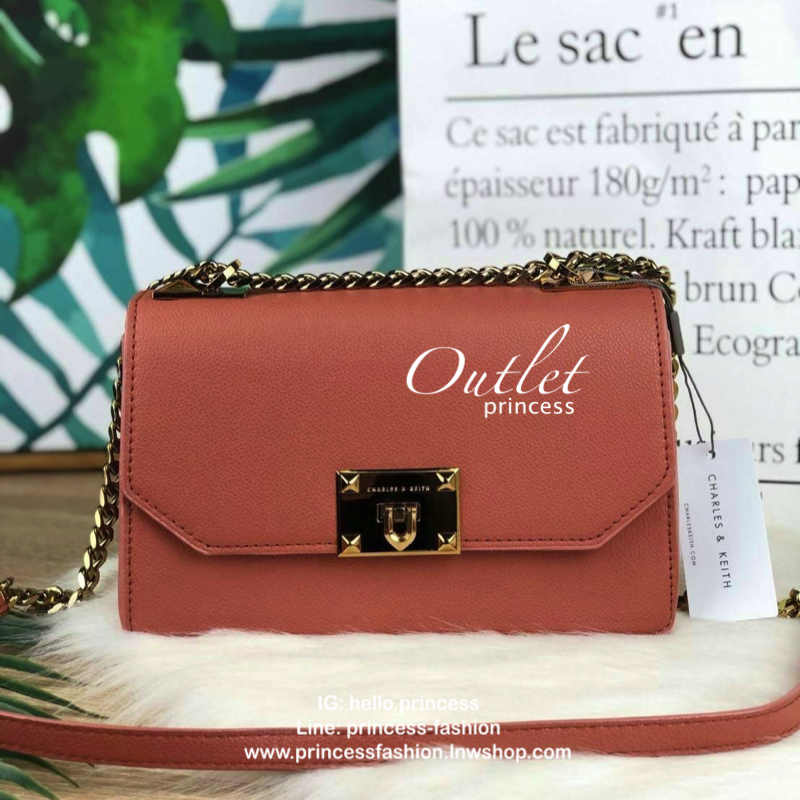 CHARLES & KEITH METAL PUSH LOCK CROSSBODY BAG รุ่นฮิตขายดีมีมาพร้อมส่งแล้วจ้า กับกระเ๋าสะพายไซส์น่ารัก วางอยู่ทรง เปิดปิดด้วย ตัวล็อกด้านหน้า ด้านในแบ่งเป็น 2 ช่องมีช่องซิปตรงกลาง จุของได้เยอะพอควรเลยค่ะ ใส่ iPhone plus ได้สบายๆ และของจุกจิกที่จำเป็น รุ่น