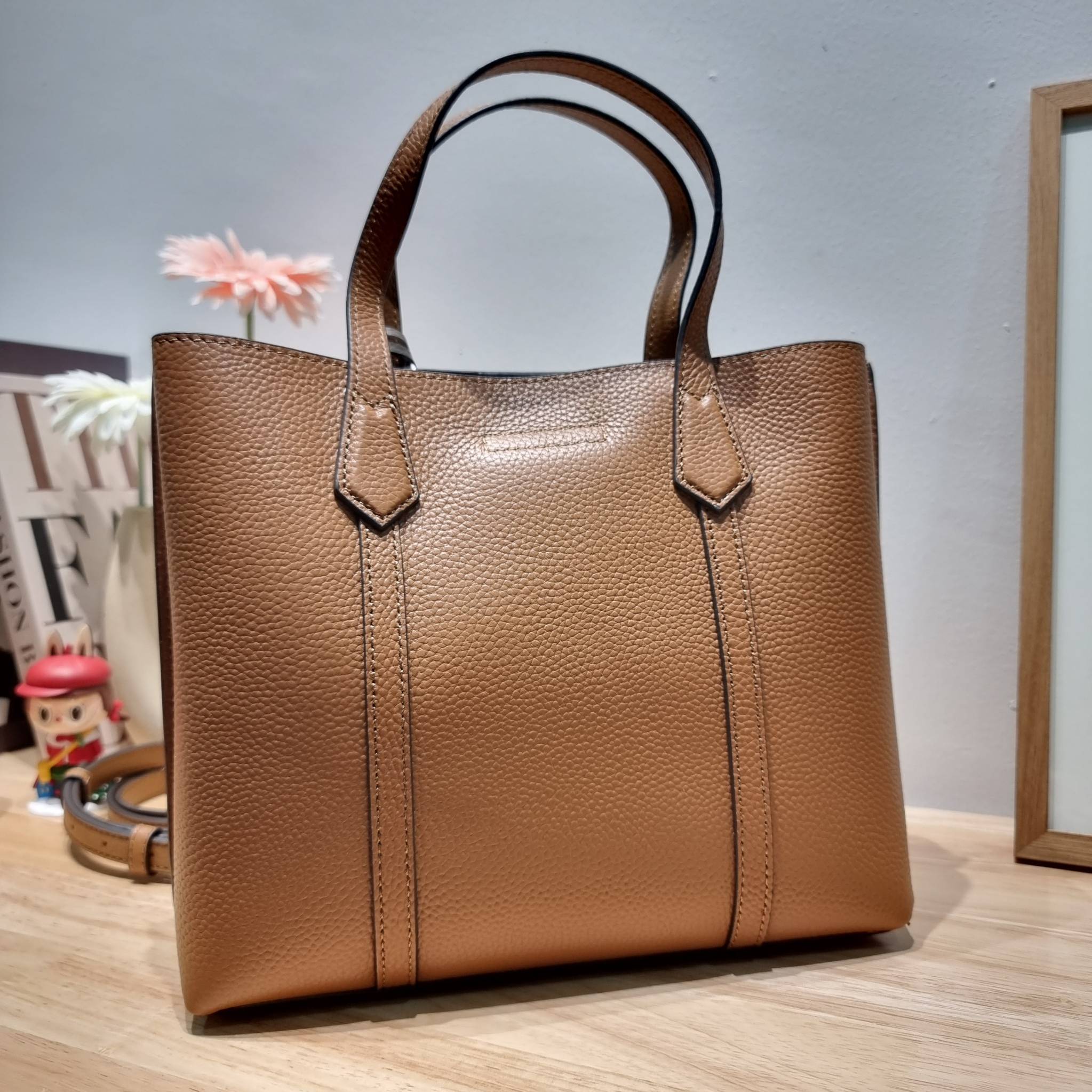 TORY BURCH PERRY SMALL TRIPLE COMPARTMENT TOTE BAG กระเป๋าโท้ทขนาดเล็ก รุ่นขายดี ทรงสวย ดีไซน์ออกมาให้ใช้งานได้ทุกลุค ทุกโอกาส