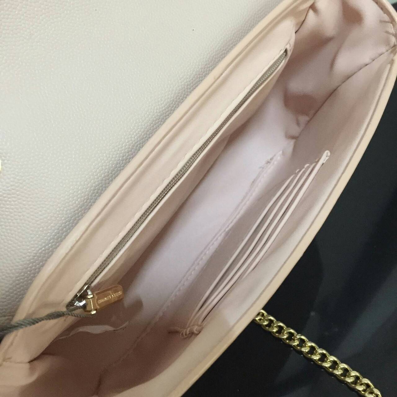 CHARLES & KEITH PUSH-LOCK CHAIN SLING BAG Best seller กระเป๋าอยู่ทรงสวย วัสดุลายคาร์เวียร์หนังสวยใช้ เปิดปิดด้วยตัวล็อค ด้านในมีช่องซิป 1 ช่อง จะสะพาย แบบสายโซ่คู่/เดี่ยวก็สวยน่ารักค่ะ