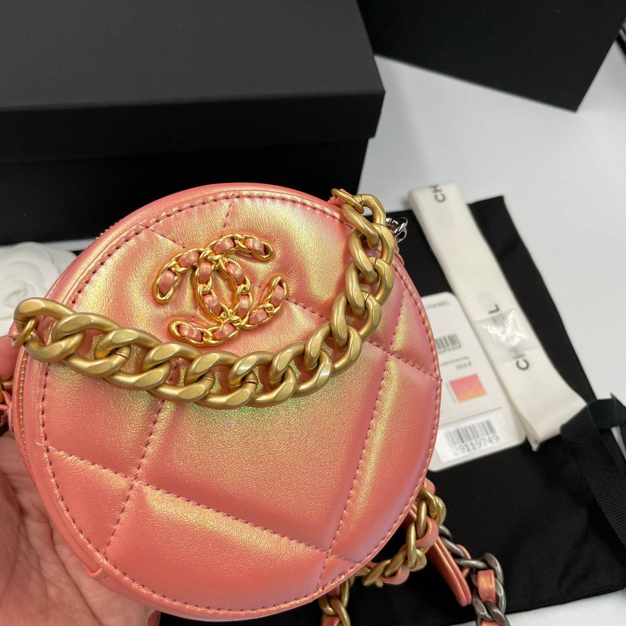 พรีเมี่ยมกิ๊ฟแท้ 100% 】CHANEL CLASSIC CLUTCH CHAIN BAG (GWP) รุ่นนี้มีความพิเศษไฮคลาสมากๆ หนังแท้ สายโซ่เงินทองสลับสี งานสวยเนี๊ยบมากๆ หนังมีความวาวเมทัลลิกทุกสี ให้สัมผัสดีน่ามอง หรูหราระดับเวิลคลาสมากค่ะ เป็นรุ่น World Class for Member Gift คุณภาพเกินรา