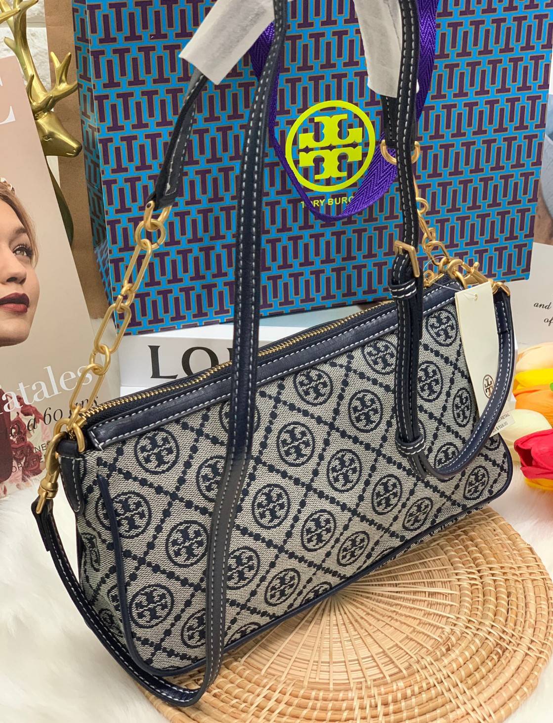 TORY BURCH T MONOGRAM JACQUARD SHOULDER BAG มาพร้อมค่ะ! กระเป๋าหิ้ว//สะพายไหล่//สะพายข้างได้ เปลี่ยนลุคดูไม่จำเจค่ะ วัสดุ jacquardทอบายแบรนด์+ตัดขอบหนังแท้ ได้ลุคลาสสิคบวกกับความทันสมัยได้อย่างลงตัวทีเดียวค่ะ เปิดปิดกระเป๋าด้วยซิป ภายในกว้างใส่ของสำคัญได้