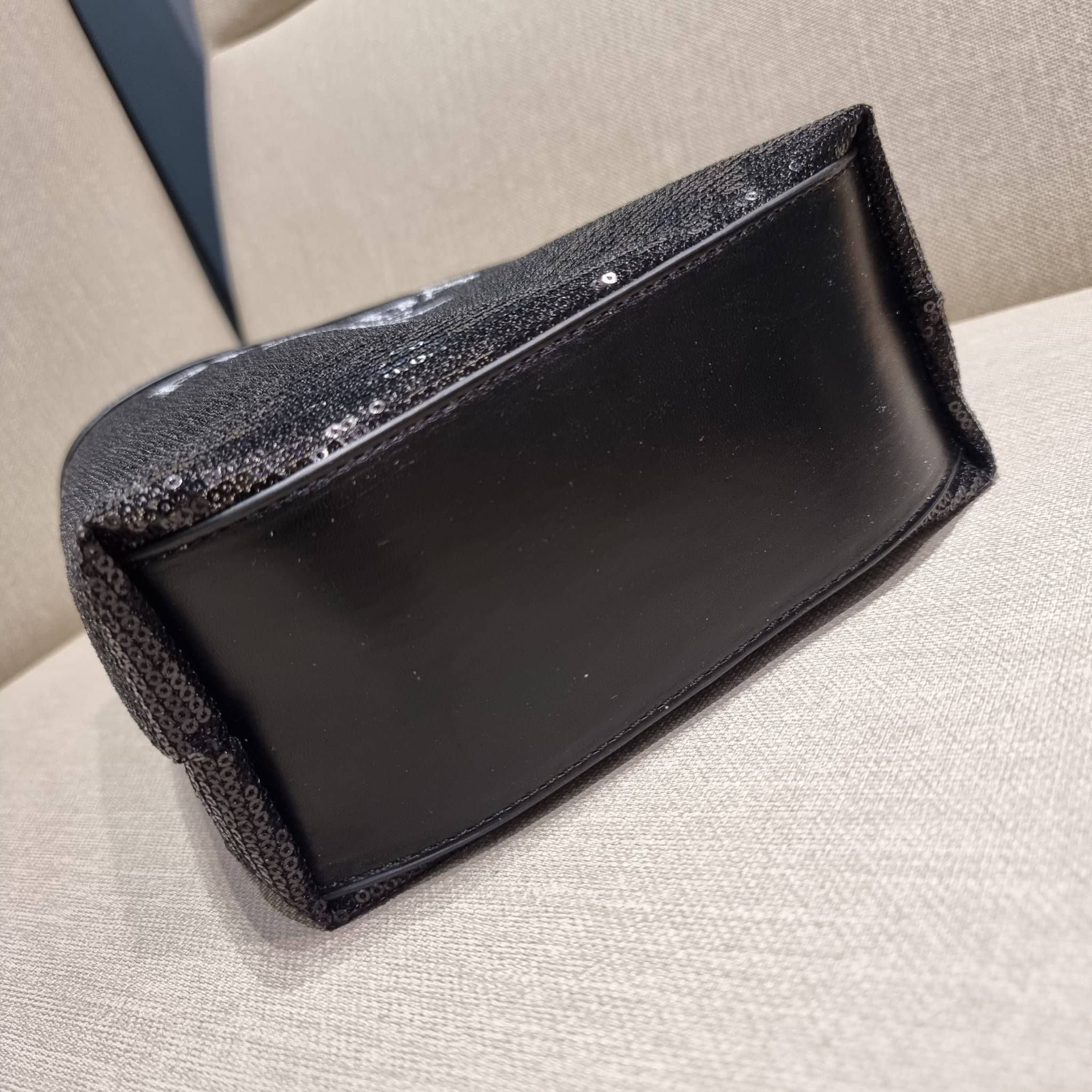 PRADA SMALL SEQUINED MESH TOTE BAG เอาใจสายแฟอีกครั้ง!! กระเป๋าทรงโท้ท ขนาดเล็ก ที่มีดีเทลฝีมือ ด้วยการเรียงร้อยแผ่นเลื่อมเป็นตาข่ายรอบใบ ตัดขอบด้วยหนังสังเคราะห์ พิเศษพร้อมใบลูกให้ด้วย ทรงใช้งานง่าย ภายในโล่งกว้าง ถือไปเรียน ไปเที่ยว ไปทำงาน พกพาง่ายสุดๆ