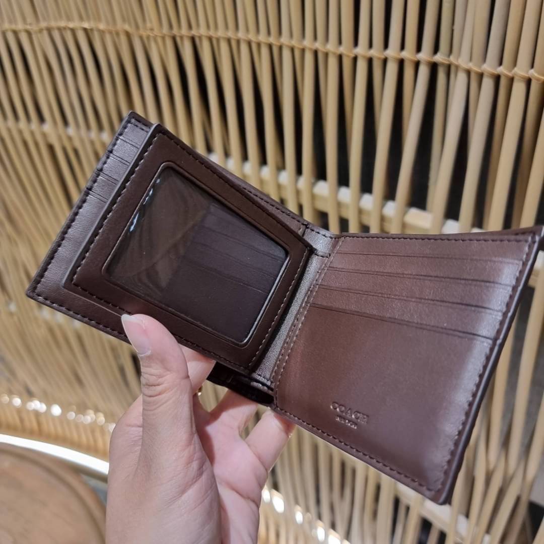 COACH 75371 COMPACT ID WALLET IN SIGNATURE CROSSGRAIN LEATHER กระเป๋าสตางค์ผู้ชาย ลาย c นูนเต็มใบ หนัง crossgrain อีกรุ่นที่ยอดขายไม่เคยตก 🤑🤑 ใบจริงดูผู้ดี ดูแพง!! ภายในมีช่องใส่บัตรได้เยอะ ใส่ธนบัตรได้ทุกใบ ซื้อให้คุณหนุ่มๆรับรองประทับใจไ